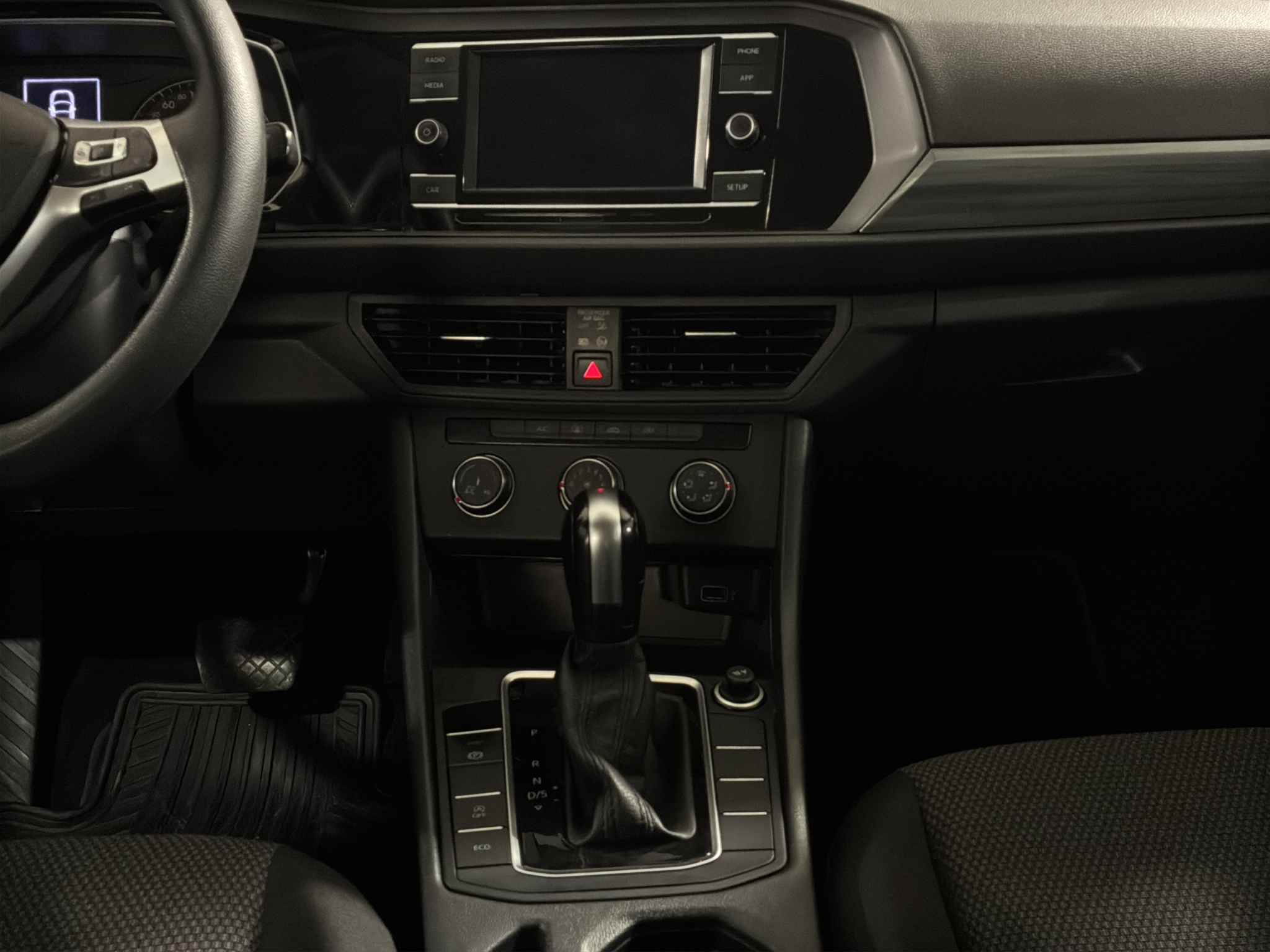 Volkswagen Jetta A7 4 pts. Confortline, 1.4T, TM6, RA-16 2019