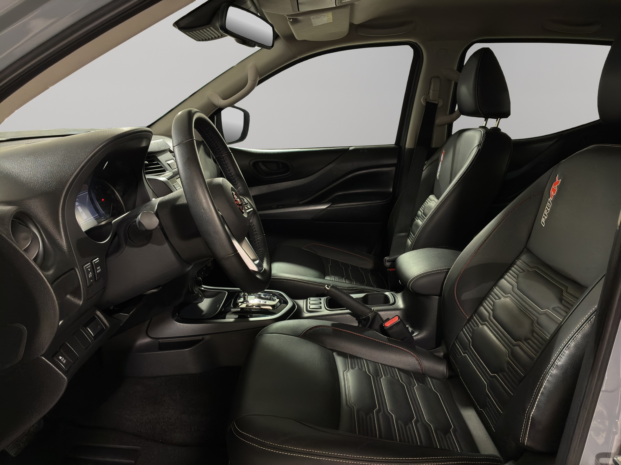 Nissan Comerciales Frontier y NP 300 Frontier Pick-Up 4 pts. Frontier Pro 4x, Doble Cab., L4, 2.5l, TA, a/ac., piel, RA-18, 4x4 2024