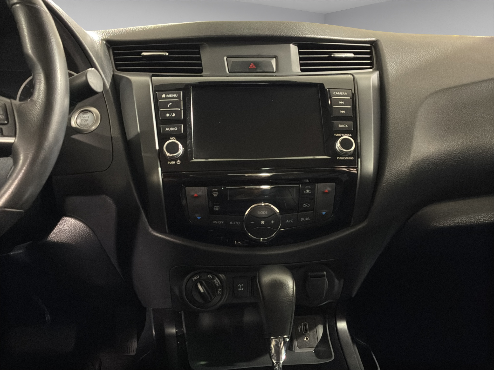 Nissan Comerciales Frontier y NP 300 Frontier Pick-Up 4 pts. Frontier Pro 4x, Doble Cab., L4, 2.5l, TA, a/ac., piel, RA-18, 4x4 2024