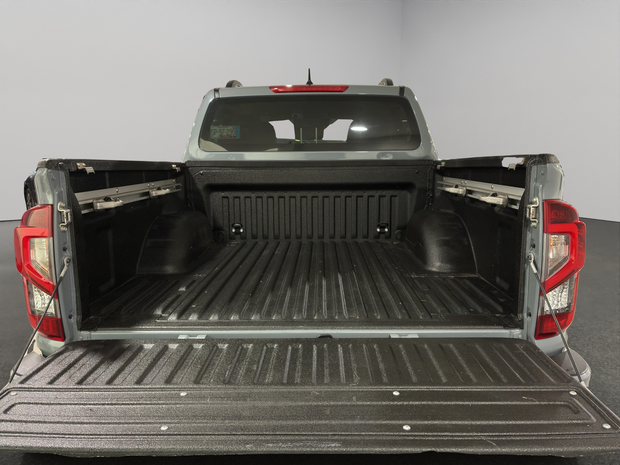 Nissan Comerciales Frontier y NP 300 Frontier Pick-Up 4 pts. Frontier Pro 4x, Doble Cab., L4, 2.5l, TA, a/ac., piel, RA-18, 4x4 2024