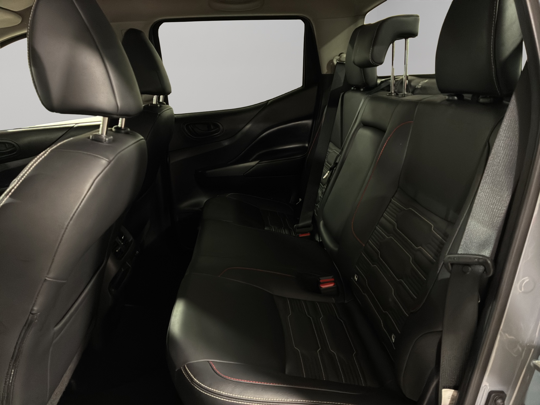 Nissan Comerciales Frontier y NP 300 Frontier Pick-Up 4 pts. Frontier Pro 4x, Doble Cab., L4, 2.5l, TA, a/ac., piel, RA-18, 4x4 2024