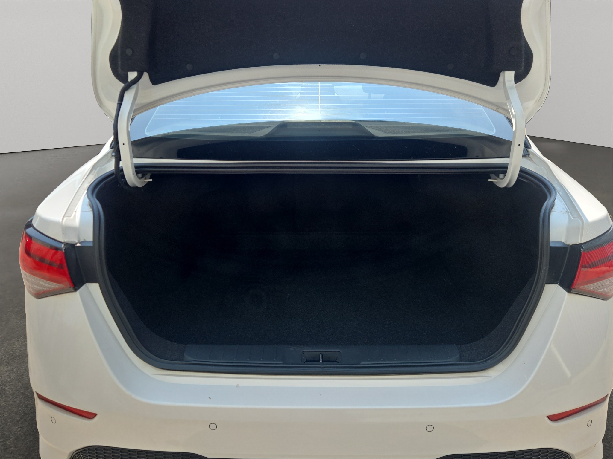 Nissan Sentra 4 pts. SR Platinum, TA, a/ac. Aut., piel, QC, s. Bose, f. led, RA-18 2023