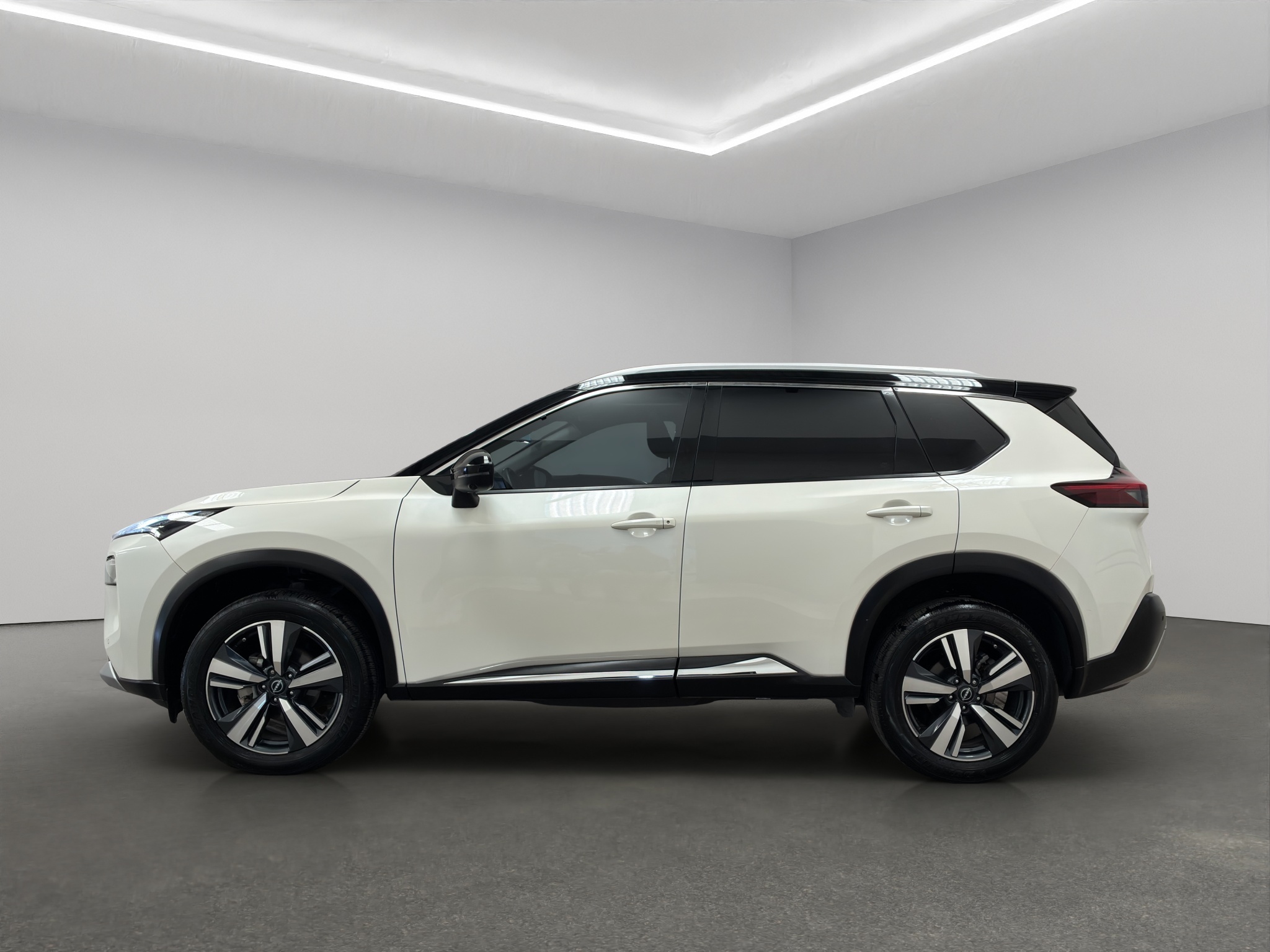 Nissan X-Trail  5 pts. Platinum Plus, TA, piel, QCP, GPS, ADAS, RA-19 2024