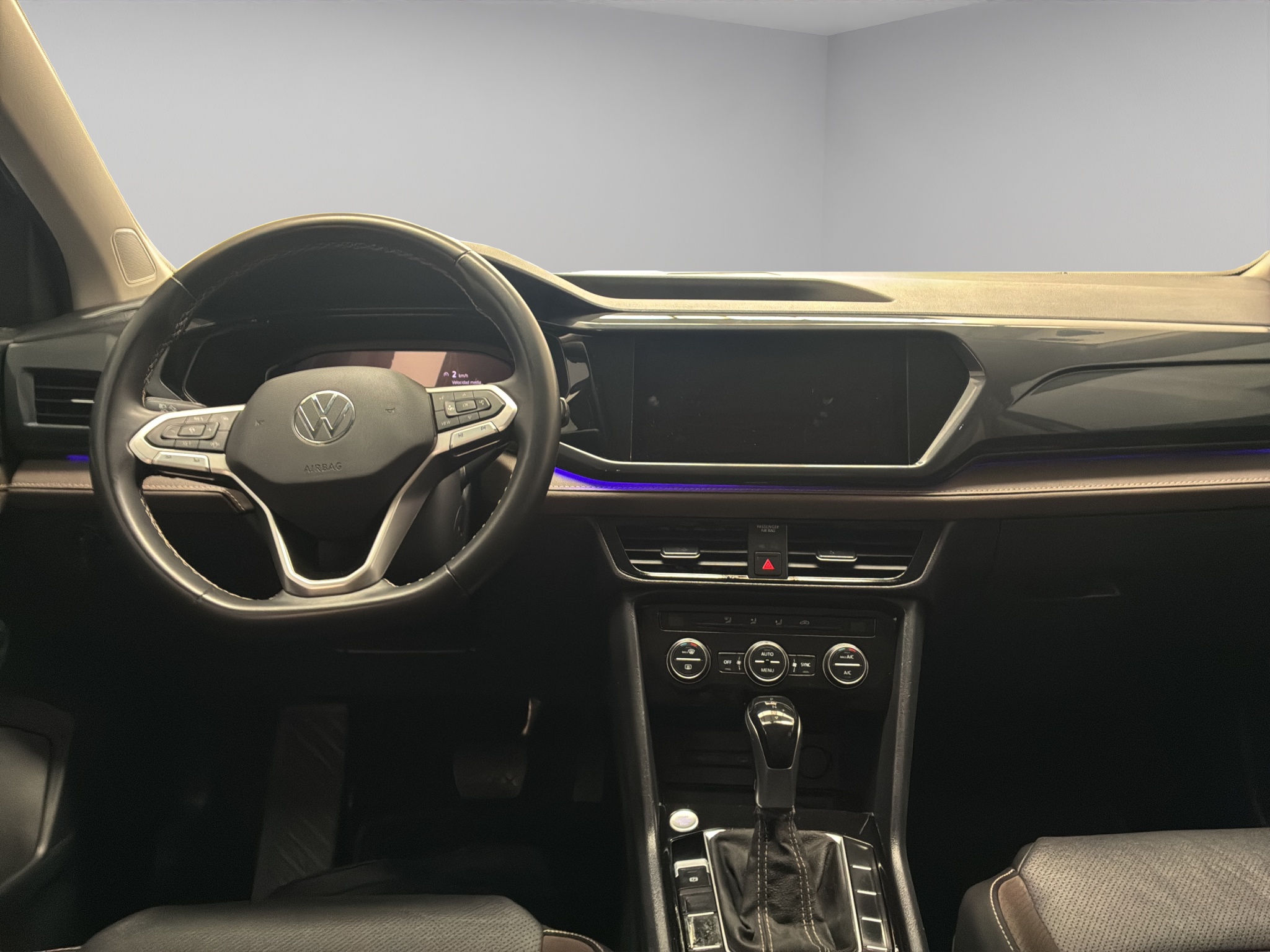 Volkswagen Taos VUD 5 pts. Highline, 150 HP, 1.4T, TA, piel, TP, f. led, RA-18 2023
