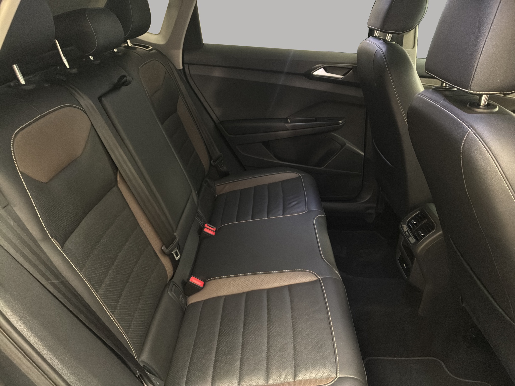 Volkswagen Taos VUD 5 pts. Highline, 150 HP, 1.4T, TA, piel, TP, f. led, RA-18 2023