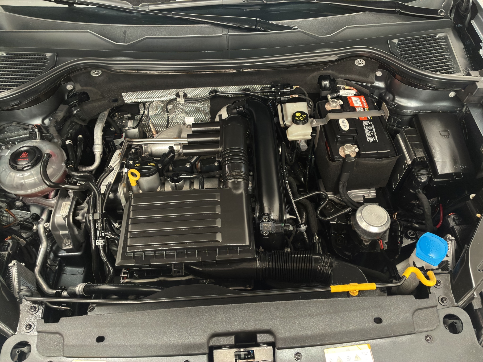 Volkswagen Taos VUD 5 pts. Highline, 150 HP, 1.4T, TA, piel, TP, f. led, RA-18 2023