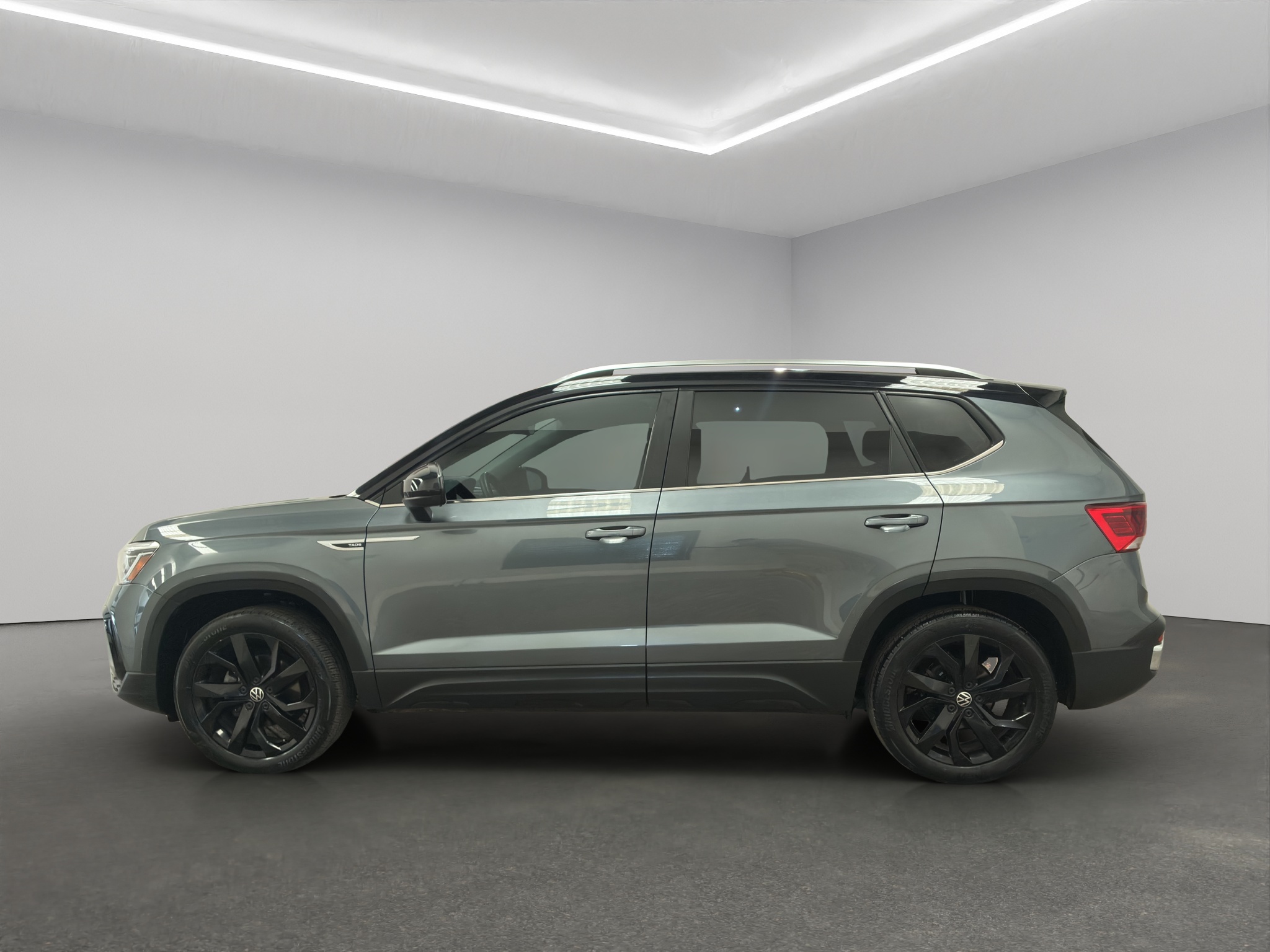 Volkswagen Taos VUD 5 pts. Highline, 150 HP, 1.4T, TA, piel, TP, f. led, RA-18 2023