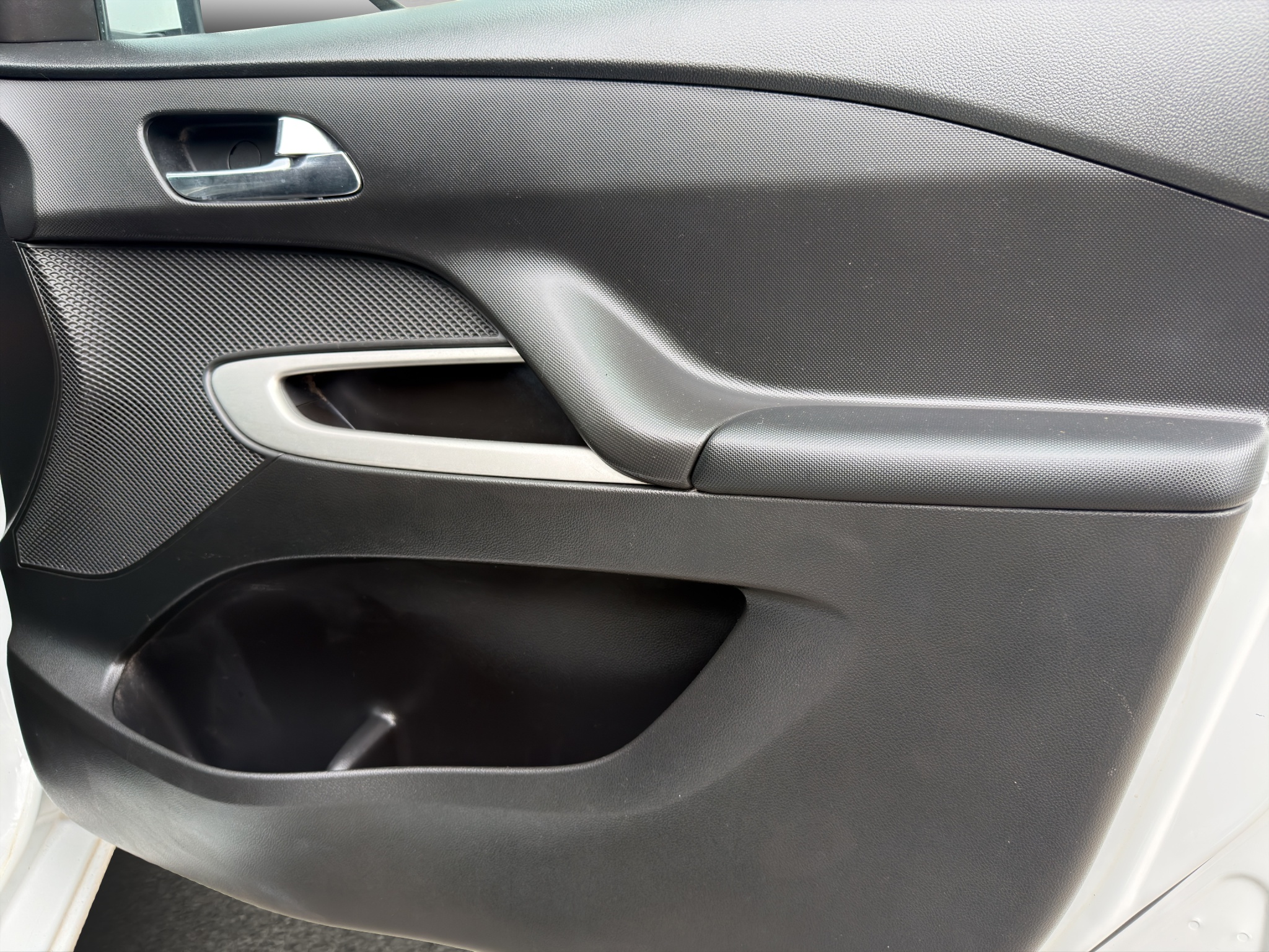 Chevrolet Aveo 4 pts. LS, TM5, a/ac., R-14 (línea anterior) 2023