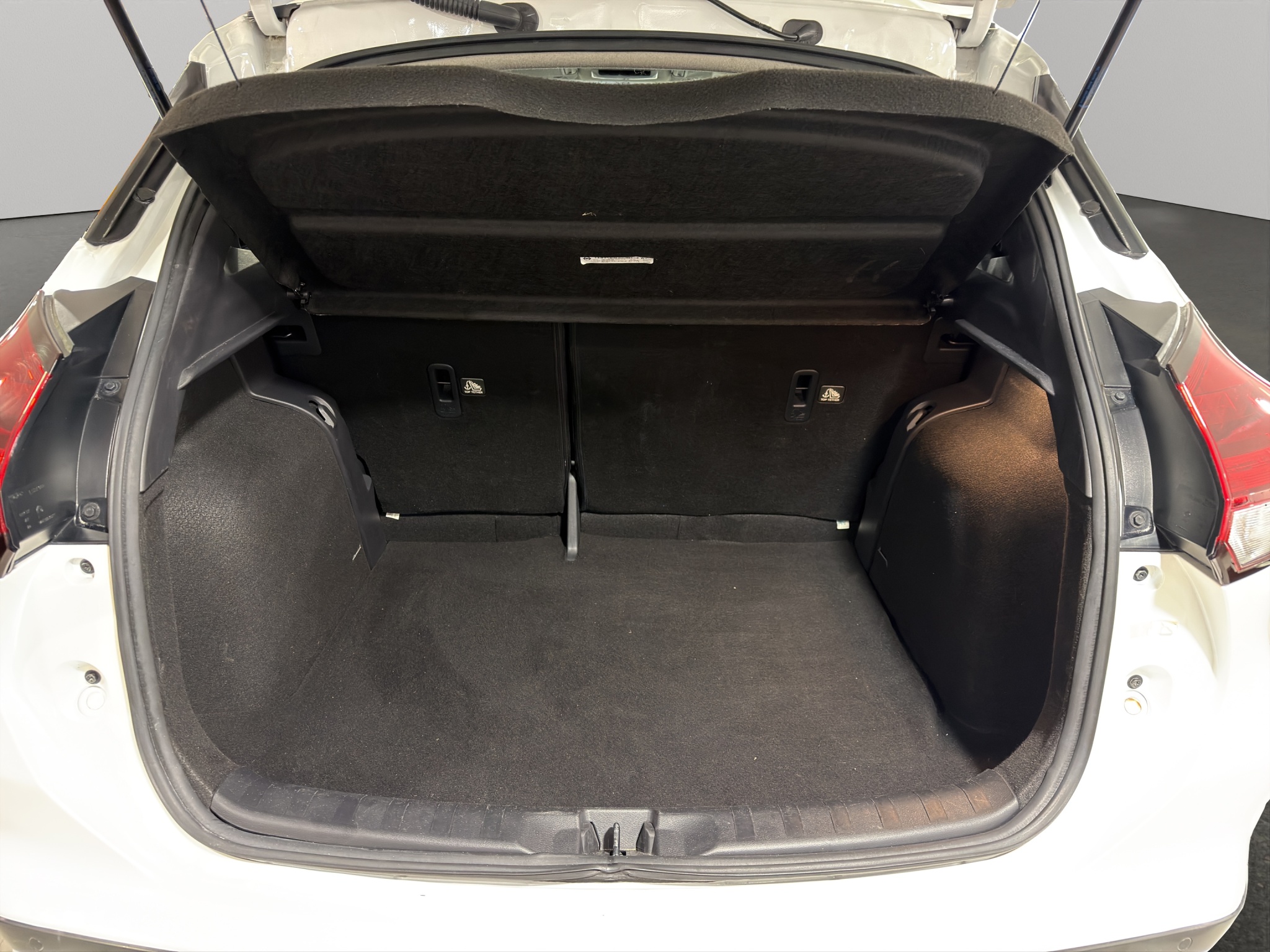 Nissan Kicks 5 pts. Advance, 1.6l, TM5, a/ac., VE, RA-16 (línea anterior) 2024