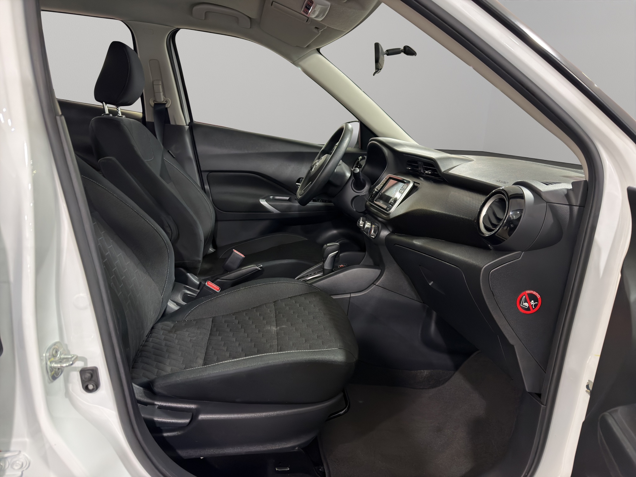 Nissan Kicks 5 pts. Advance, 1.6l, TM5, a/ac., VE, RA-16 (línea anterior) 2024