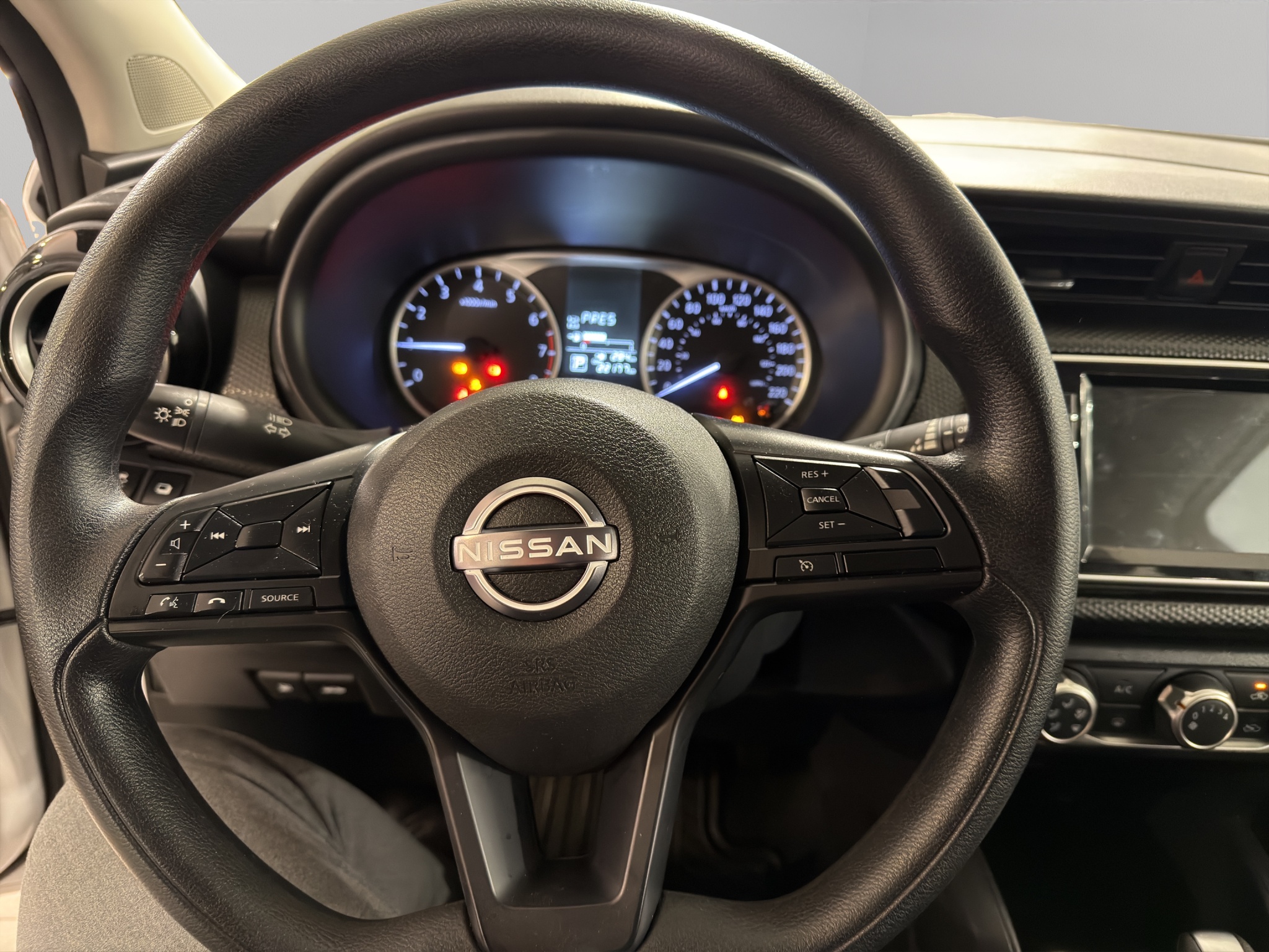 Nissan Kicks 5 pts. Advance, 1.6l, TM5, a/ac., VE, RA-16 (línea anterior) 2024