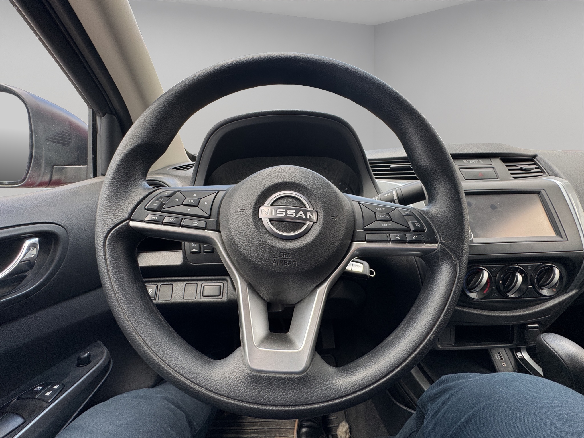 Nissan Comerciales Frontier y NP 300 Frontier Pick-Up 4 pts. Frontier LE, Doble Cab., L4, 2.5l, TM6, a/ac., VE, estribos, RA-17 2025