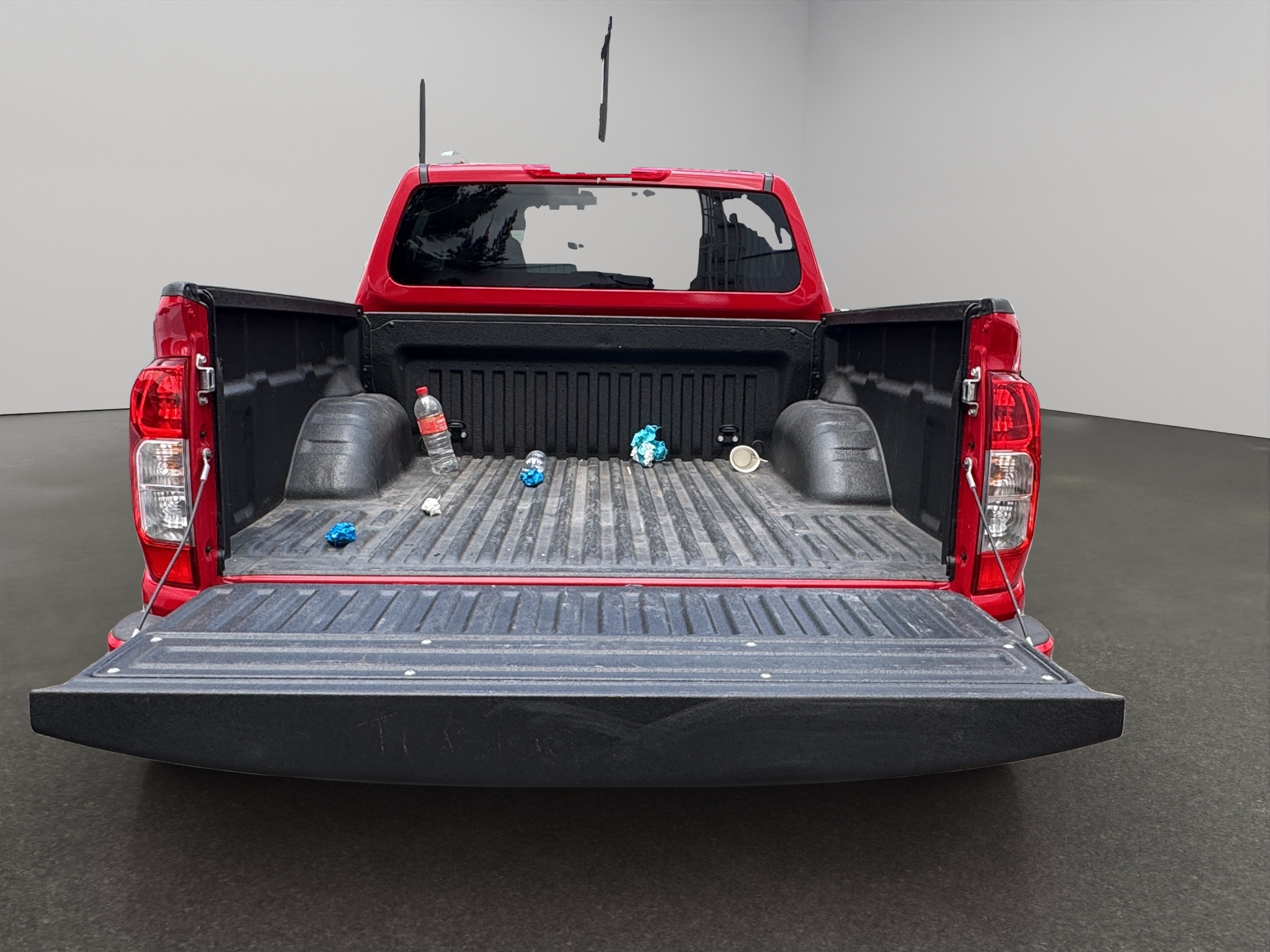 Nissan Comerciales Frontier y NP 300 Frontier Pick-Up 4 pts. Frontier LE, Doble Cab., L4, 2.5l, TM6, a/ac., VE, estribos, RA-17 2025