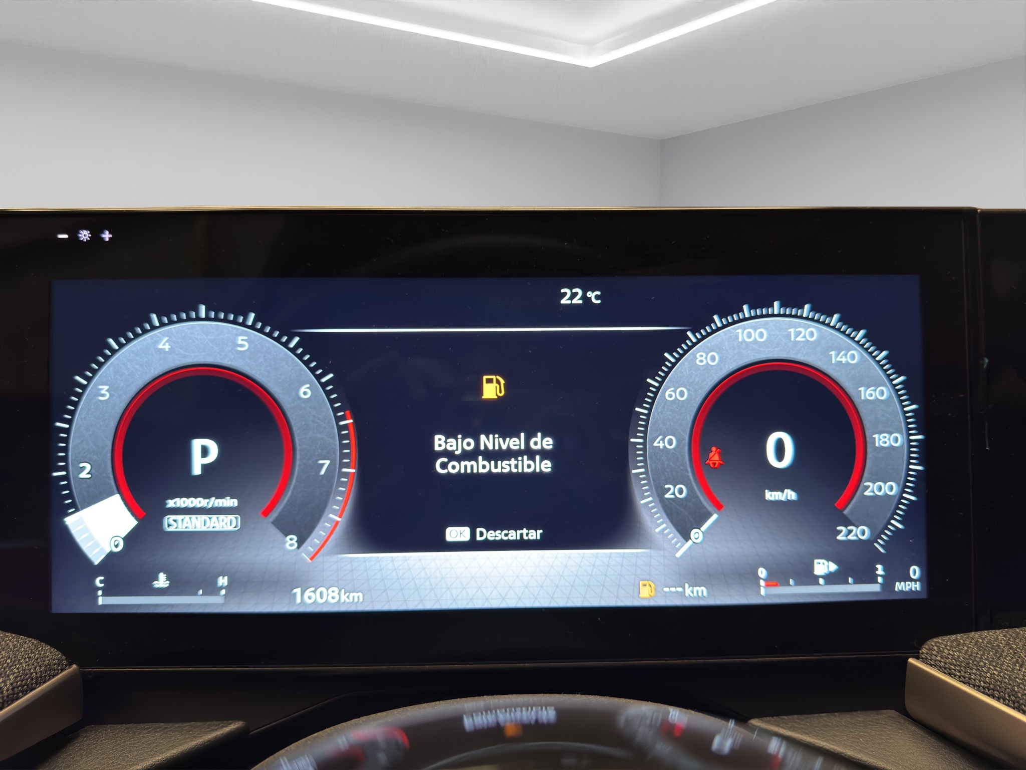 Nissan Kicks  5 pts. Platinum, 2.0l, TA, TP, s. Bose, pantalla touch 12 2025