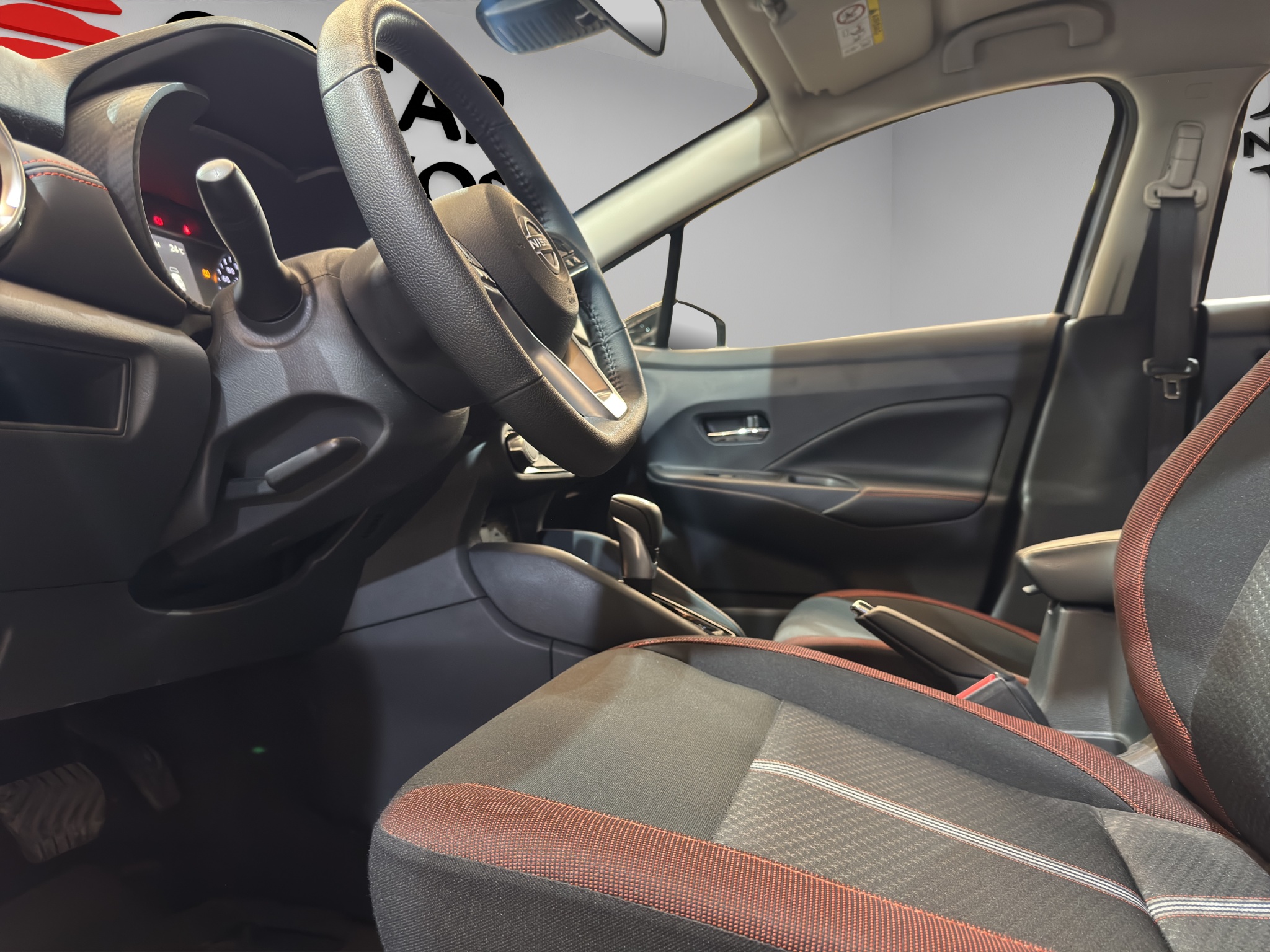 Nissan Versa 4 pts. SR, TA, a/ac. Aut., f. niebla, f. led, spoiler, RA-17 (línea anterior) 2025
