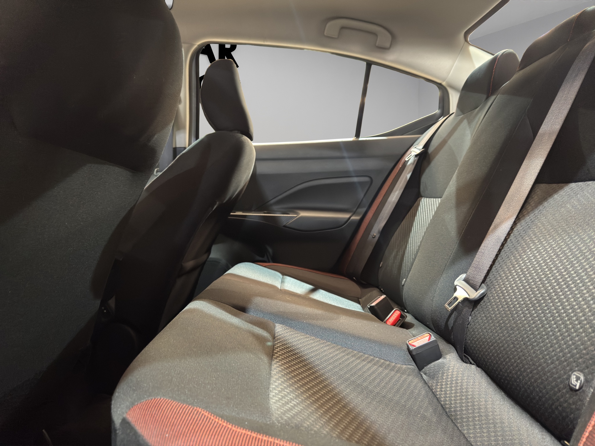 Nissan Versa 4 pts. SR, TA, a/ac. Aut., f. niebla, f. led, spoiler, RA-17 (línea anterior) 2025