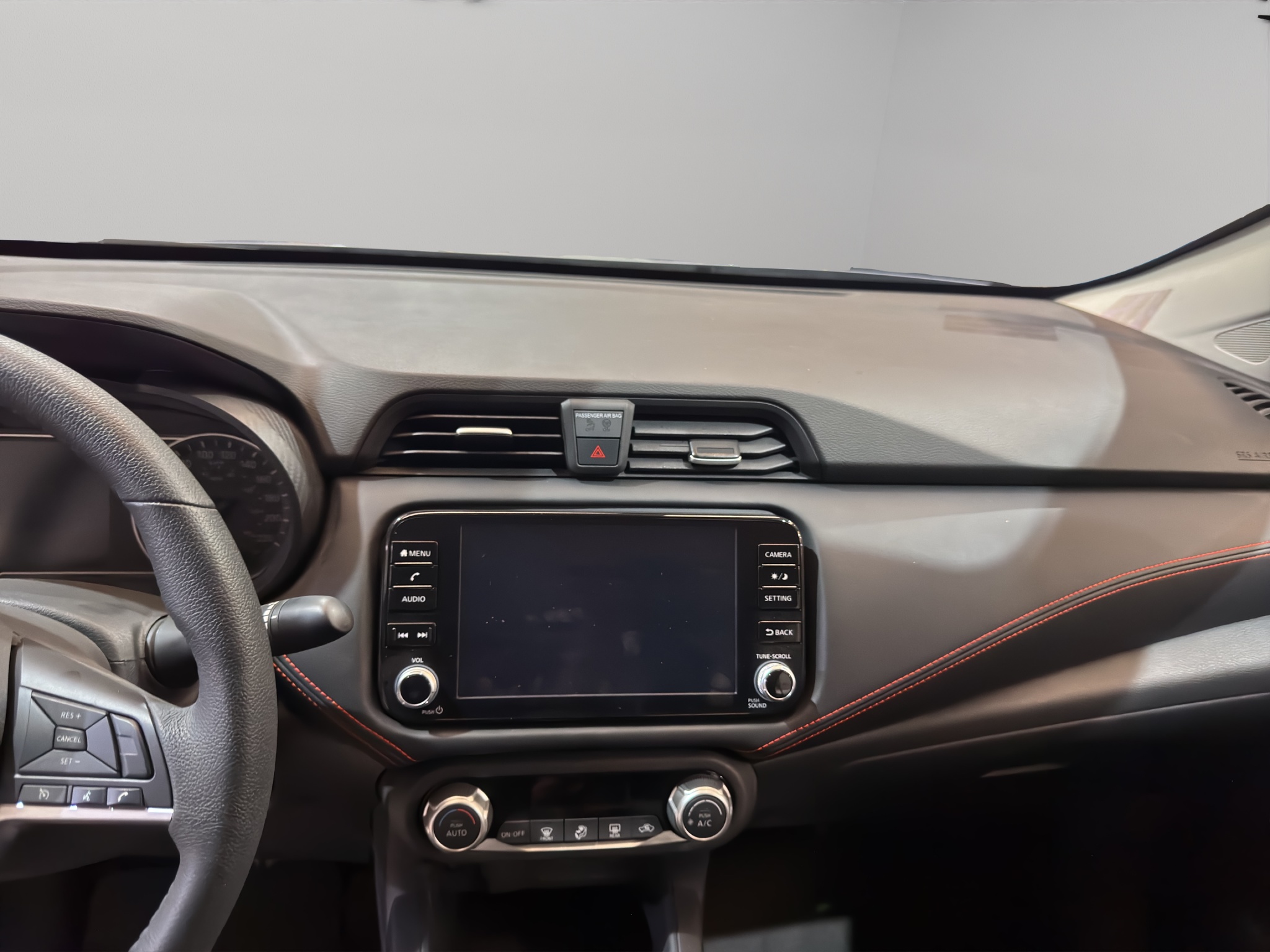 Nissan Versa 4 pts. SR, TA, a/ac. Aut., f. niebla, f. led, spoiler, RA-17 (línea anterior) 2025