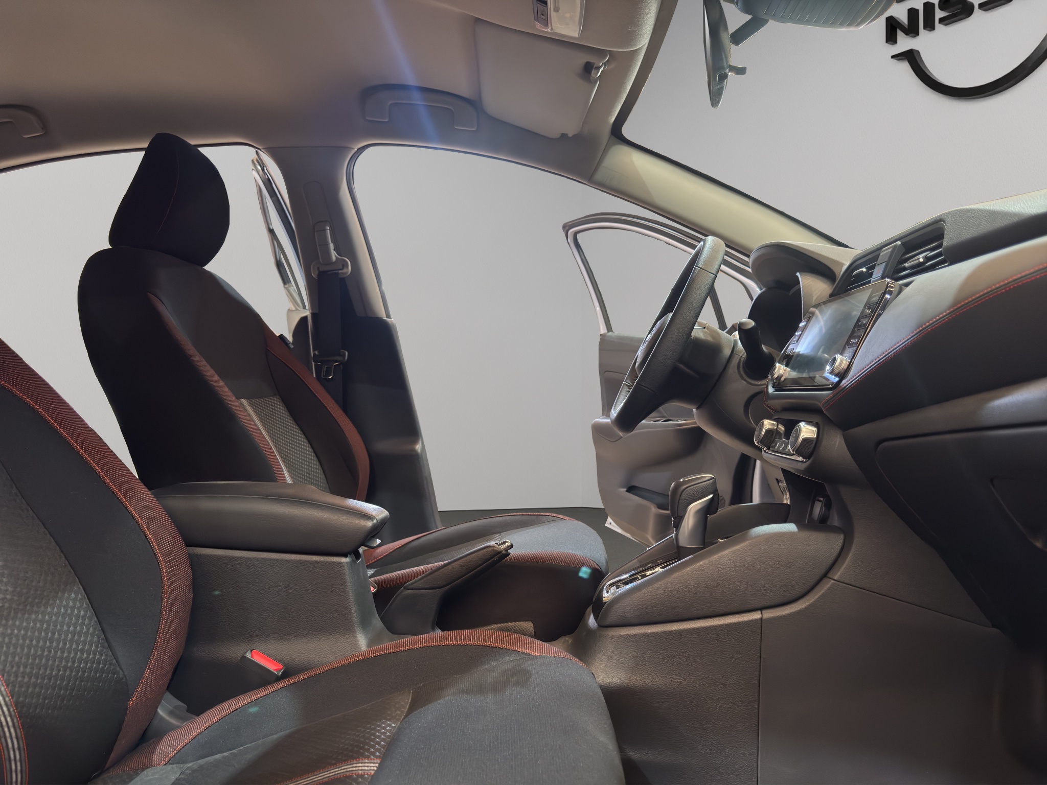 Nissan Versa 4 pts. SR, TA, a/ac. Aut., f. niebla, f. led, spoiler, RA-17 (línea anterior) 2025