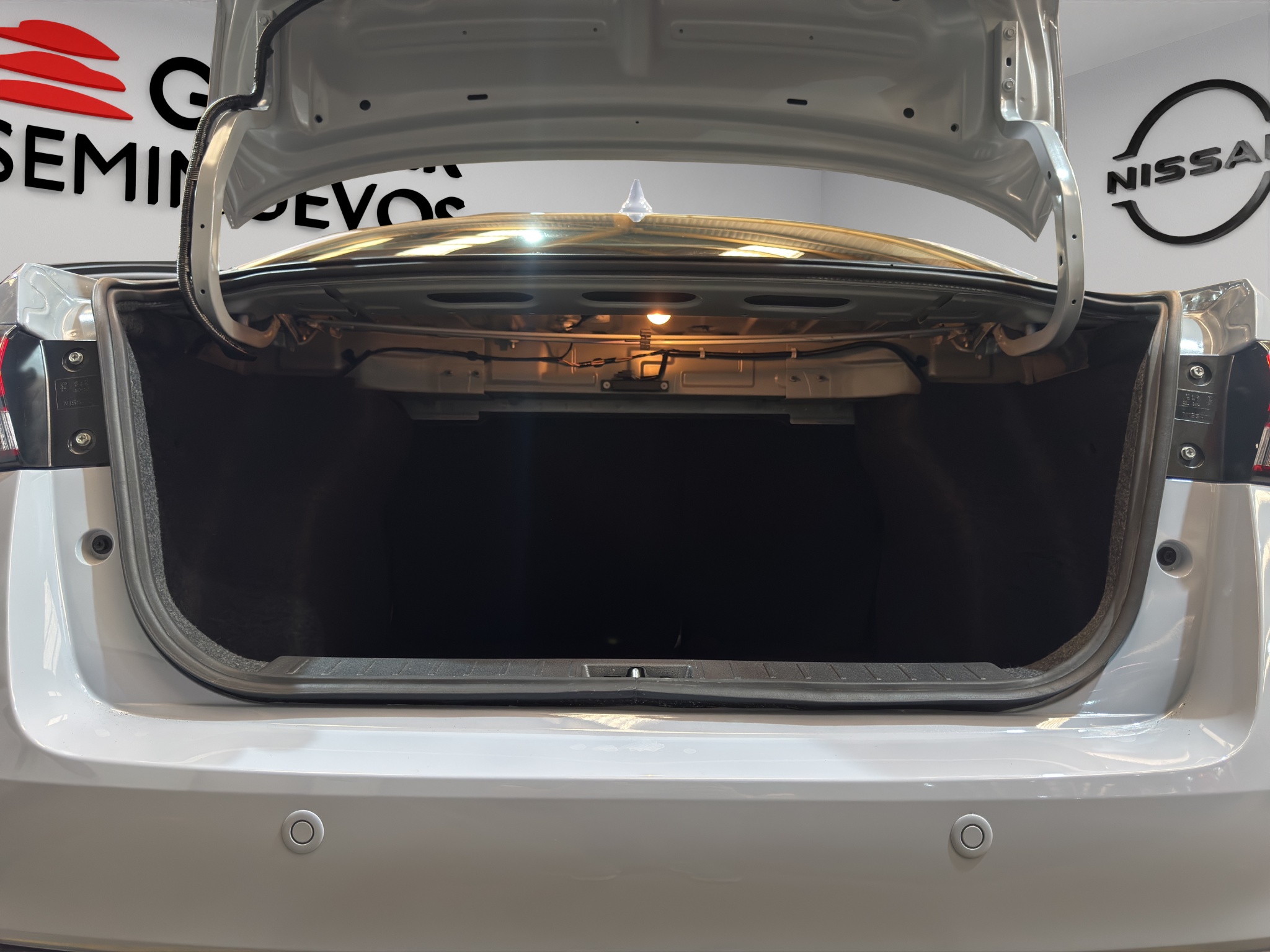 Nissan Versa 4 pts. SR, TA, a/ac. Aut., f. niebla, f. led, spoiler, RA-17 (línea anterior) 2025