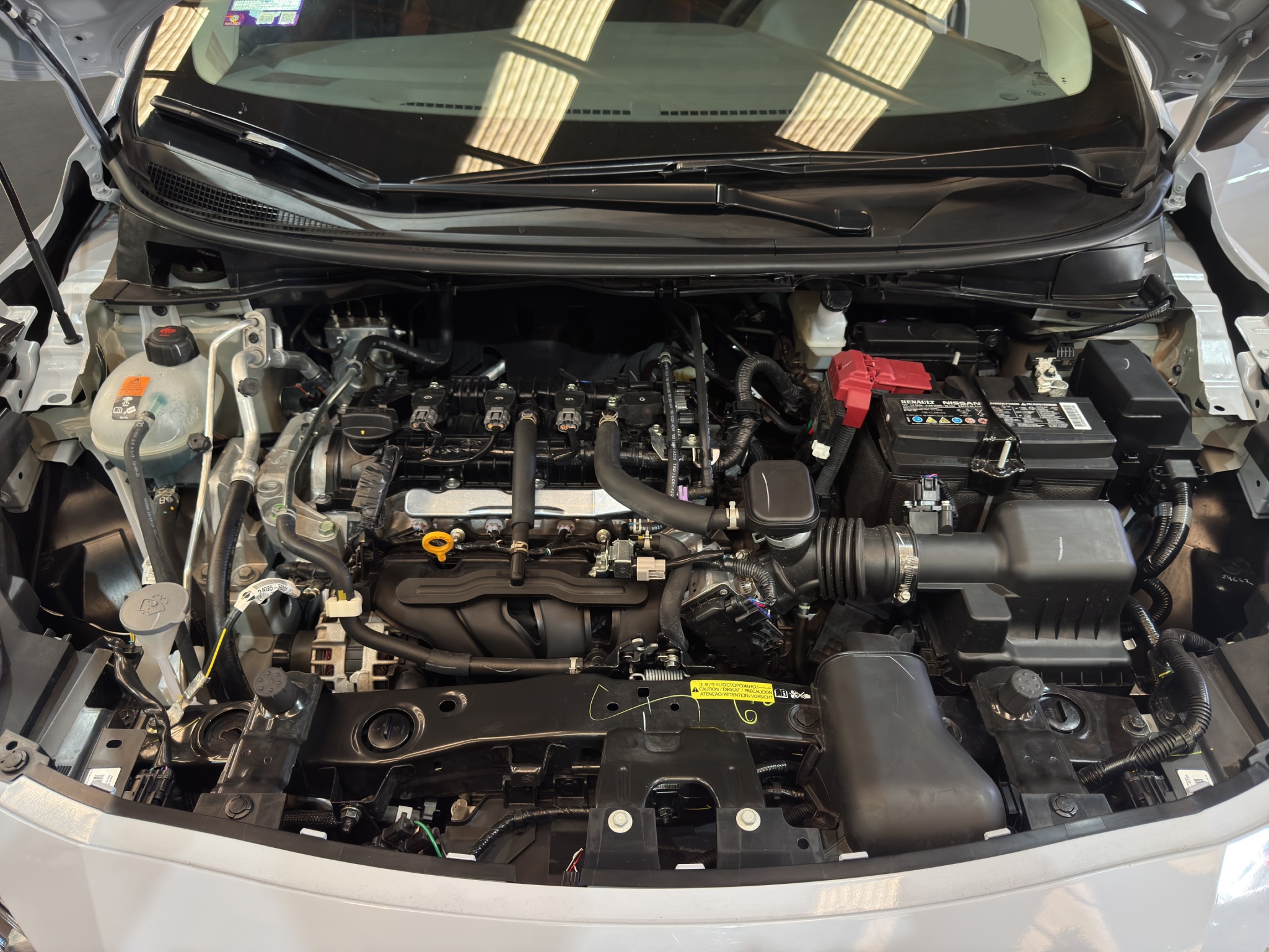 Nissan Versa 4 pts. SR, TA, a/ac. Aut., f. niebla, f. led, spoiler, RA-17 (línea anterior) 2025