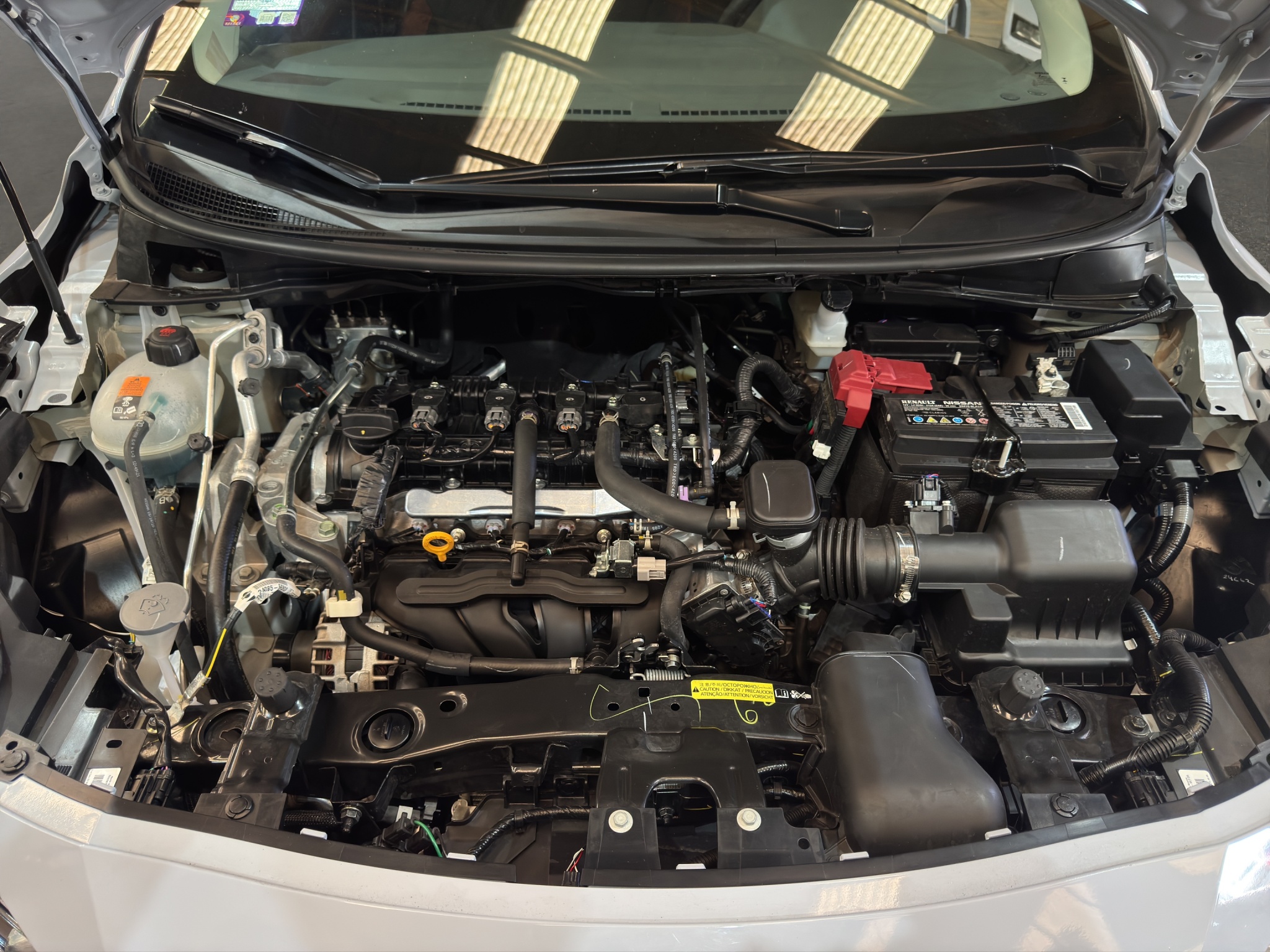 Nissan Versa 4 pts. SR, TA, a/ac. Aut., f. niebla, f. led, spoiler, RA-17 (línea anterior) 2025