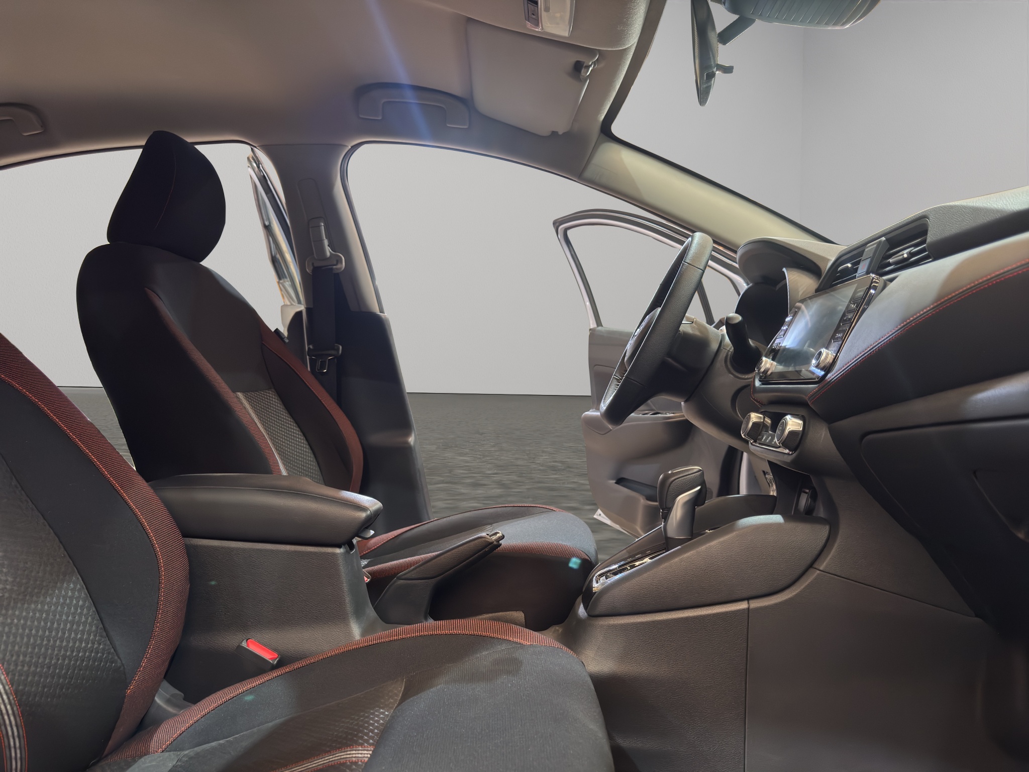 Nissan Versa 4 pts. SR, TA, a/ac. Aut., f. niebla, f. led, spoiler, RA-17 (línea anterior) 2025
