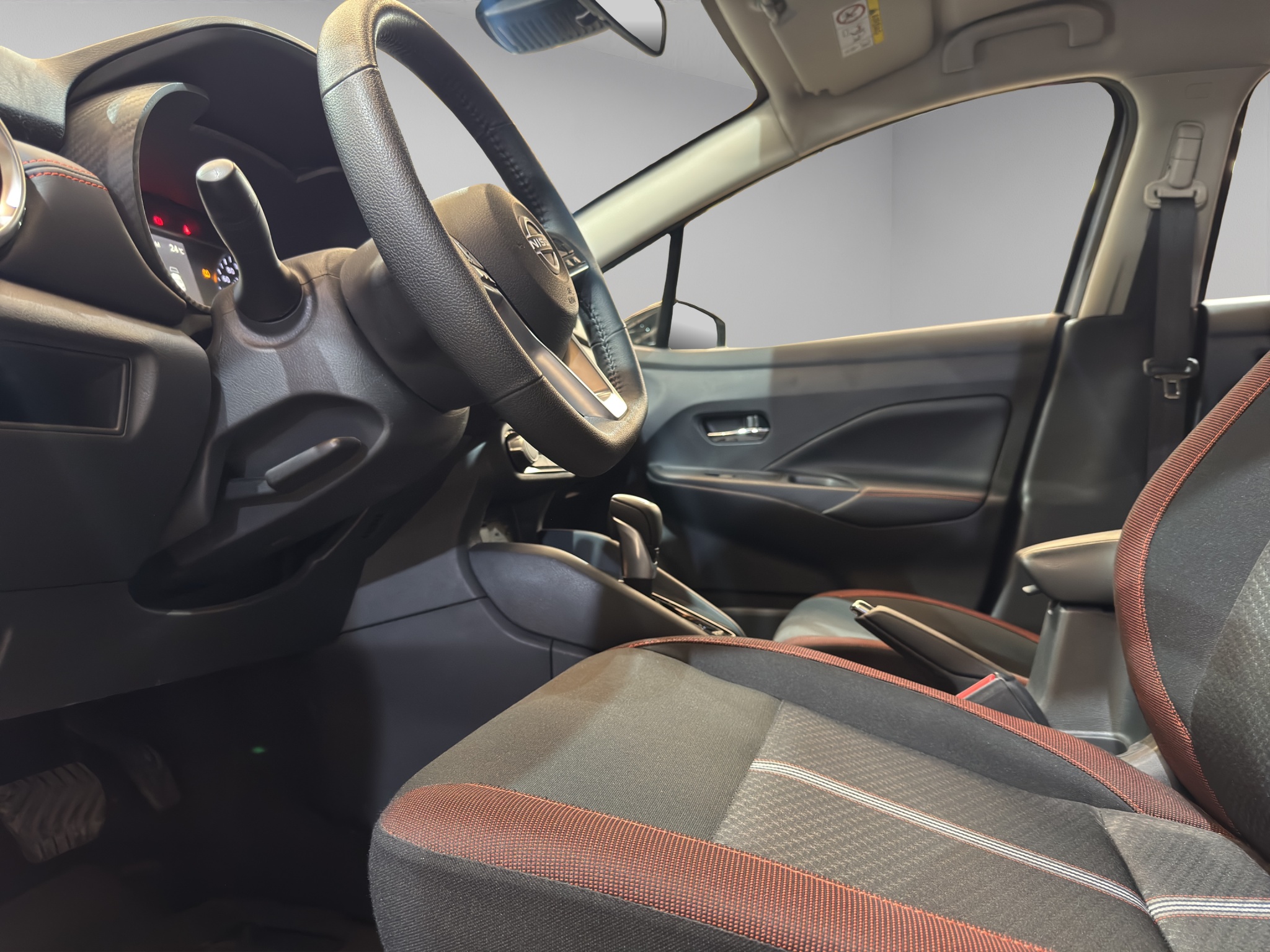 Nissan Versa 4 pts. SR, TA, a/ac. Aut., f. niebla, f. led, spoiler, RA-17 (línea anterior) 2025