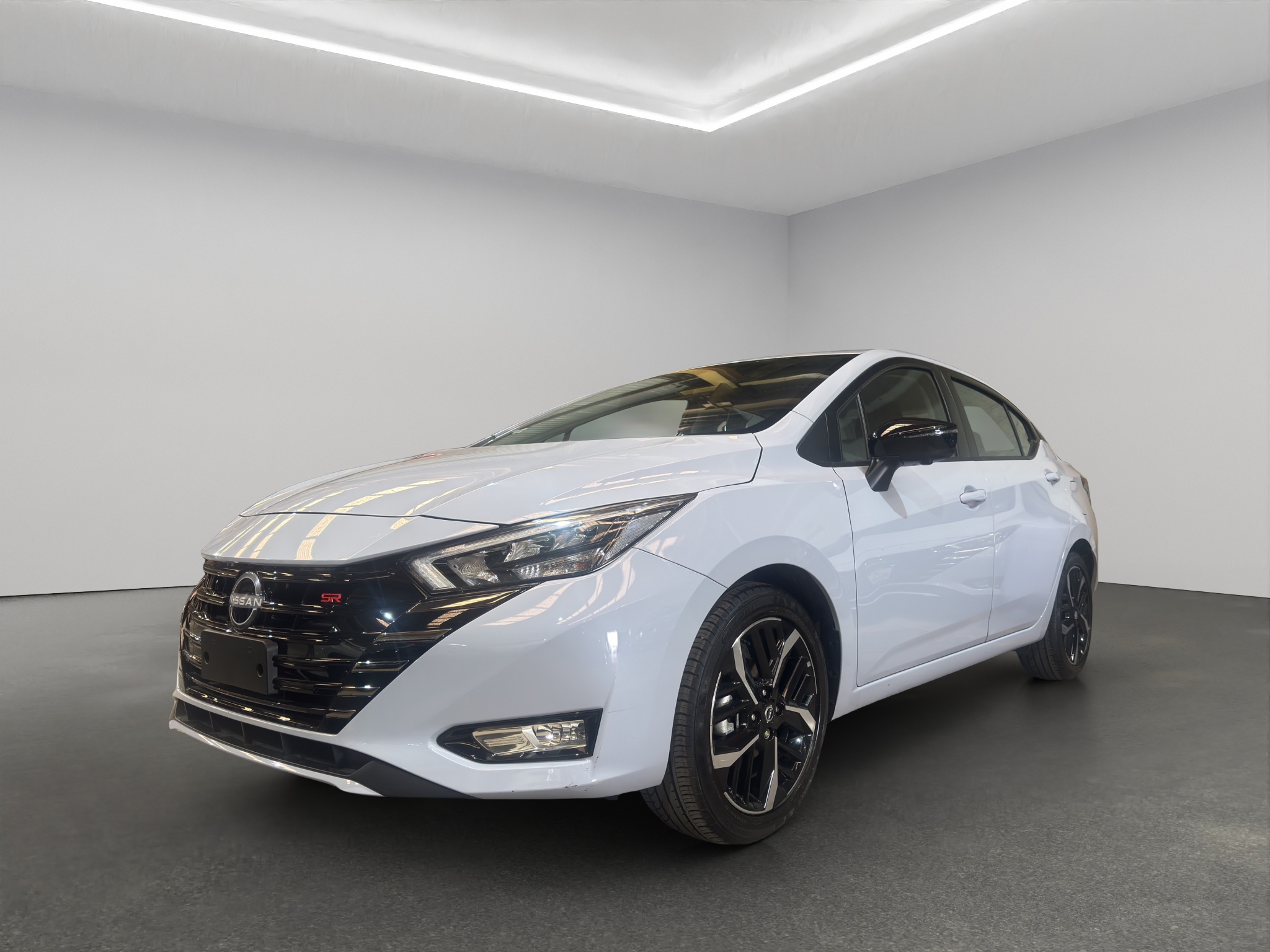 Nissan Versa 4 pts. SR, TA, a/ac. Aut., f. niebla, f. led, spoiler, RA-17 (línea anterior) 2025