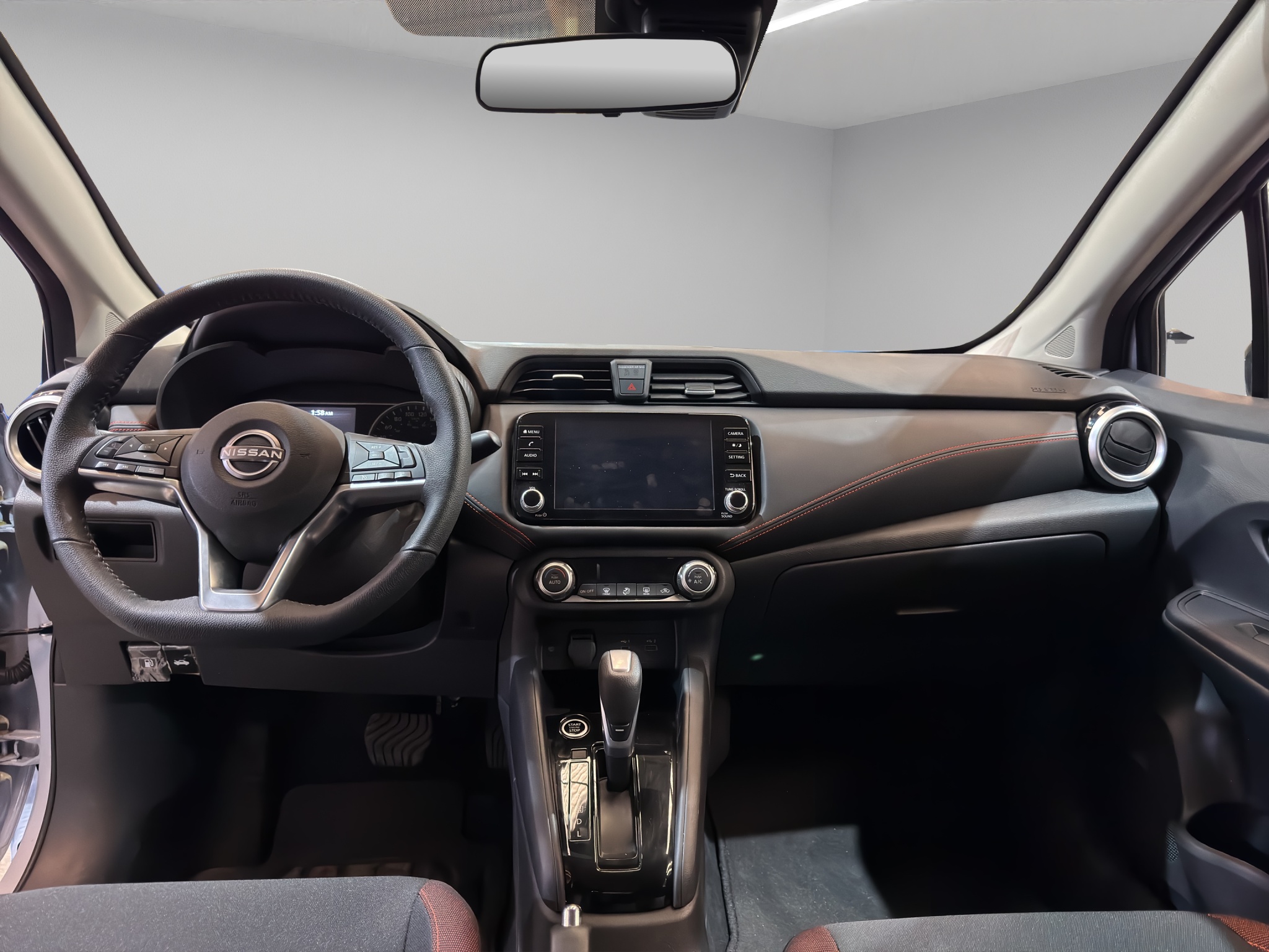 Nissan Versa 4 pts. SR, TA, a/ac. Aut., f. niebla, f. led, spoiler, RA-17 (línea anterior) 2025