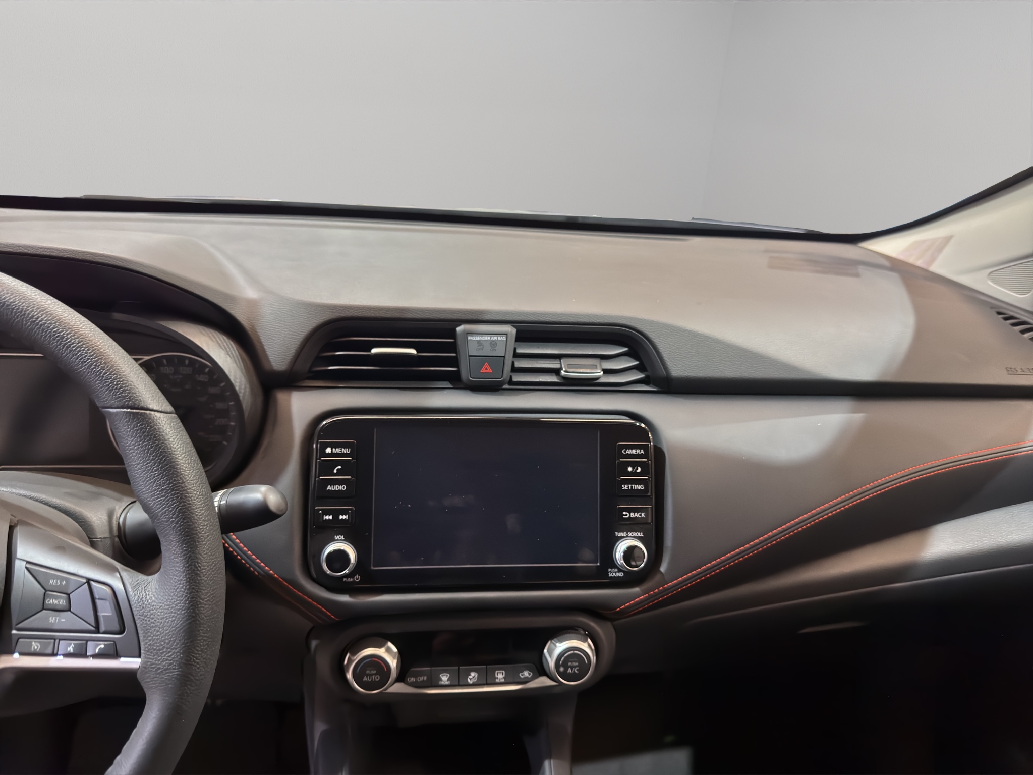 Nissan Versa 4 pts. SR, TA, a/ac. Aut., f. niebla, f. led, spoiler, RA-17 (línea anterior) 2025
