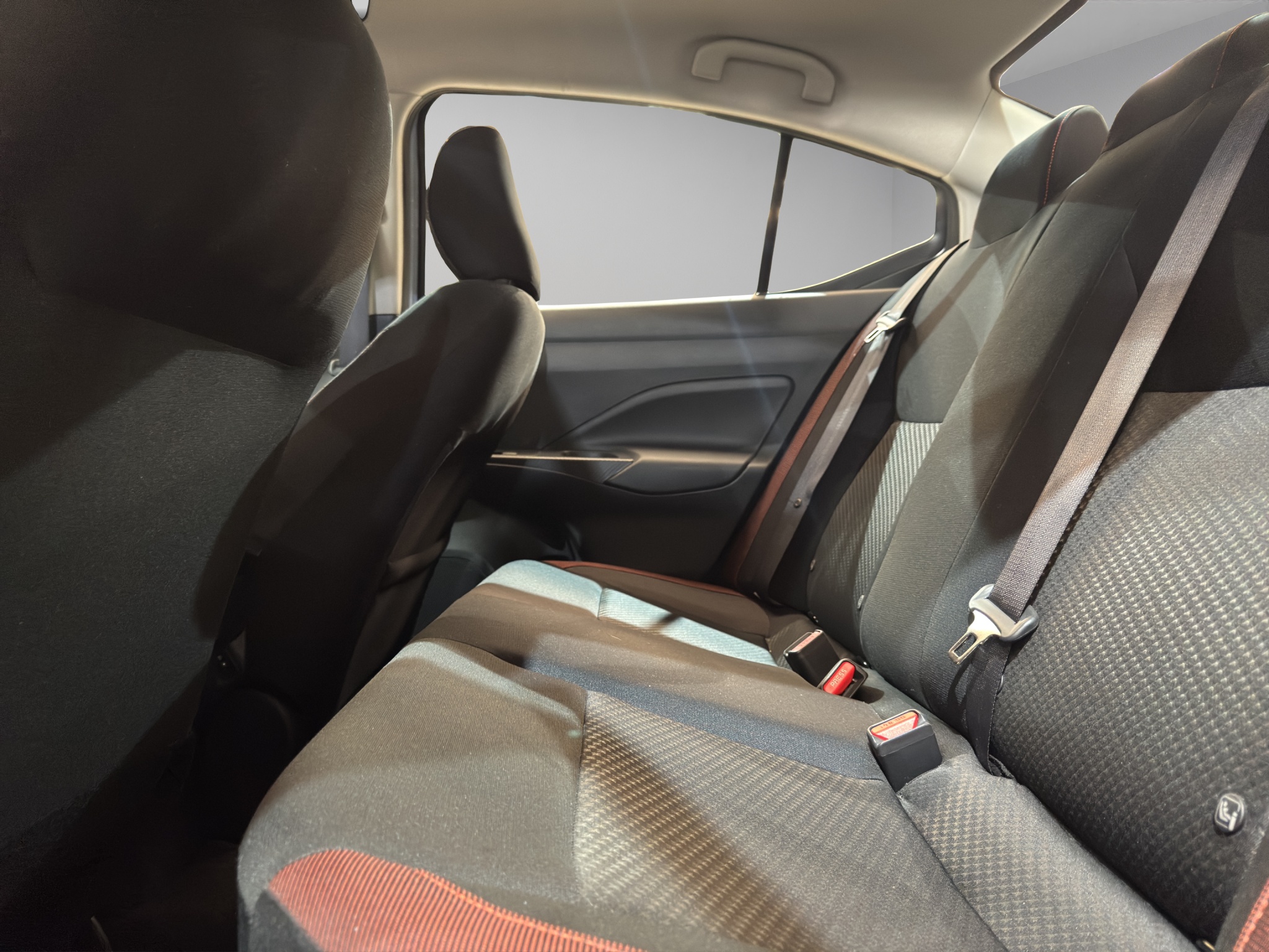 Nissan Versa 4 pts. SR, TA, a/ac. Aut., f. niebla, f. led, spoiler, RA-17 (línea anterior) 2025
