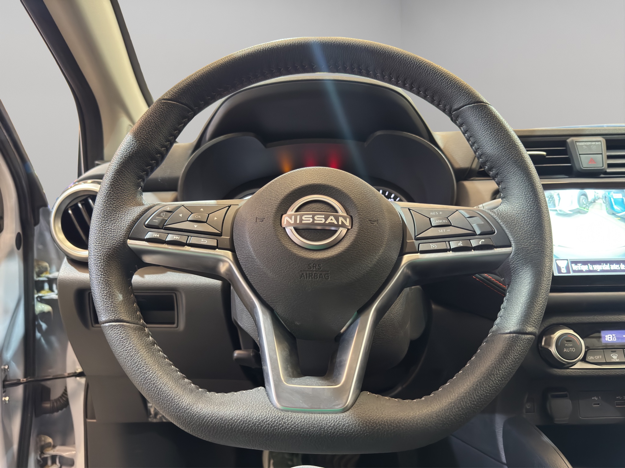 Nissan Versa 4 pts. SR, TA, a/ac. Aut., f. niebla, f. led, spoiler, RA-17 (línea anterior) 2025