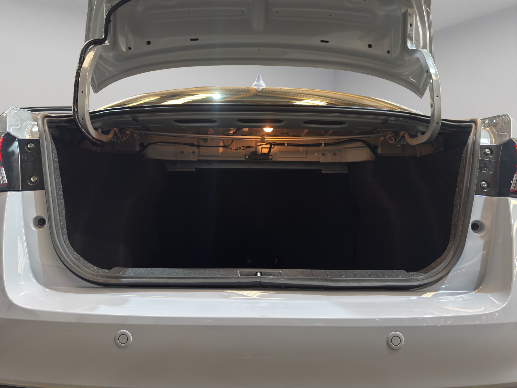 Nissan Versa 4 pts. SR, TA, a/ac. Aut., f. niebla, f. led, spoiler, RA-17 (línea anterior) 2025