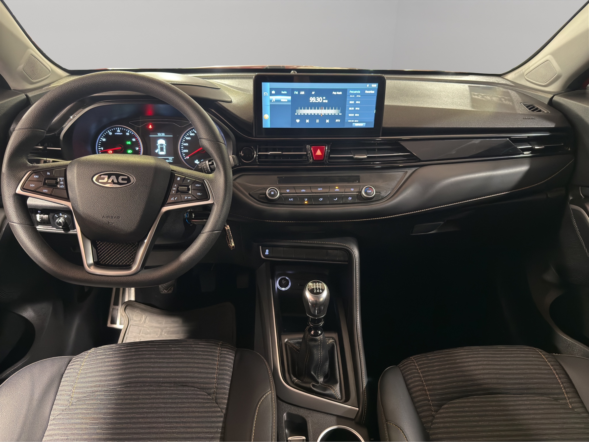 JAC Sei4 5 pts. Pro Comfort, 1.6l, TM6, a/ac., BA, RA-17 2023