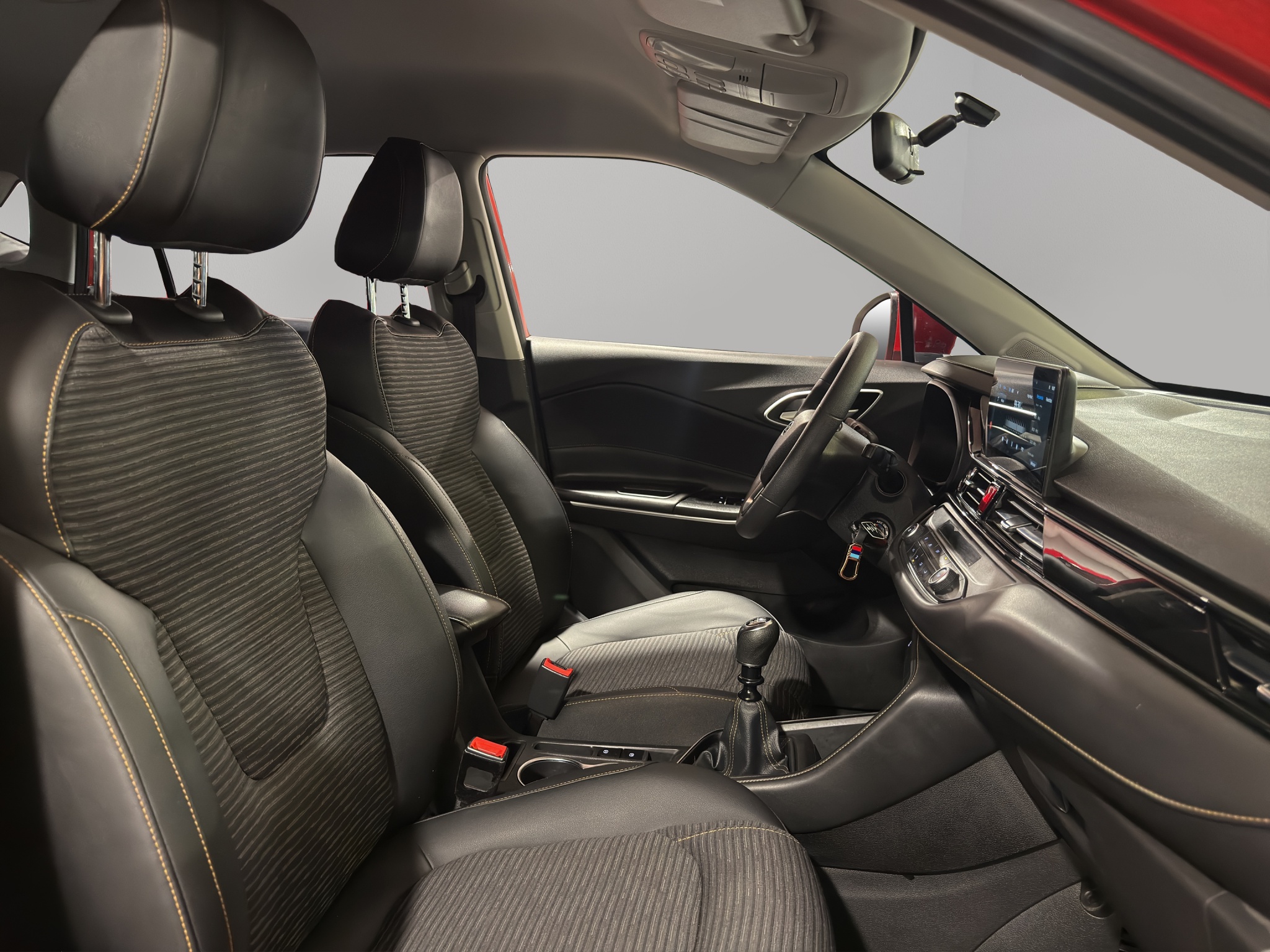 JAC Sei4 5 pts. Pro Comfort, 1.6l, TM6, a/ac., BA, RA-17 2023