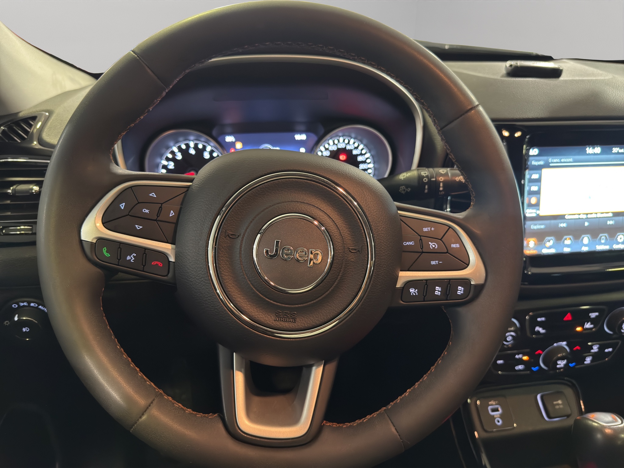 Jeep Compass  5 pts. Limited Premium, TA, a/ac. Aut., piel, QCP, GPS, RA-18 (línea anterior) 2021