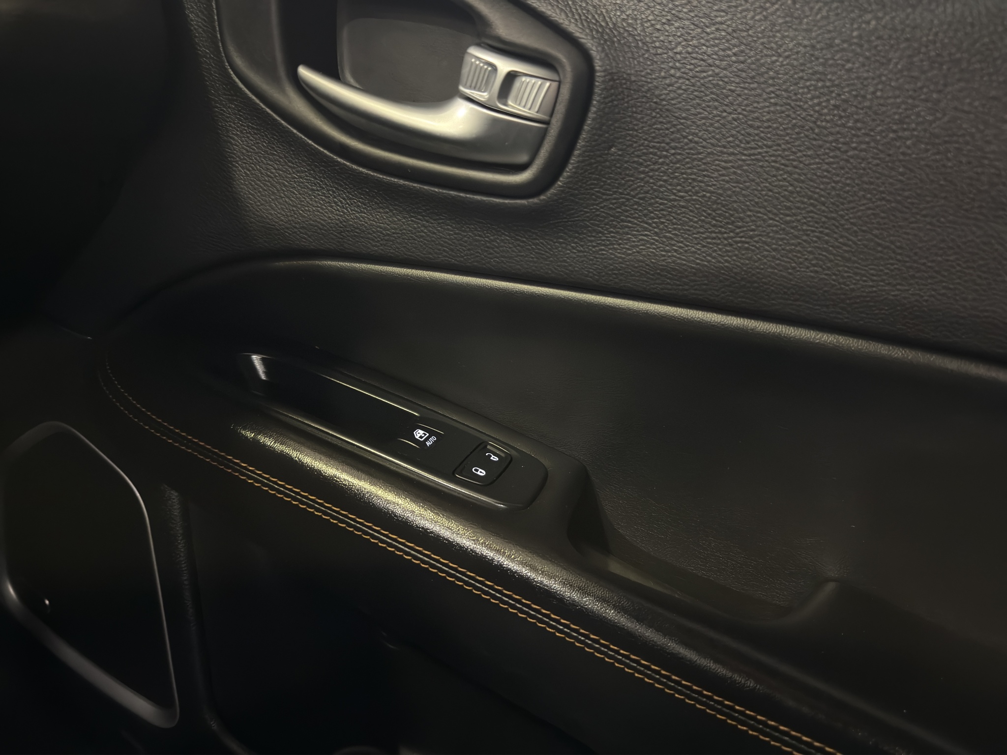 Jeep Compass  5 pts. Limited Premium, TA, a/ac. Aut., piel, QCP, GPS, RA-18 (línea anterior) 2021