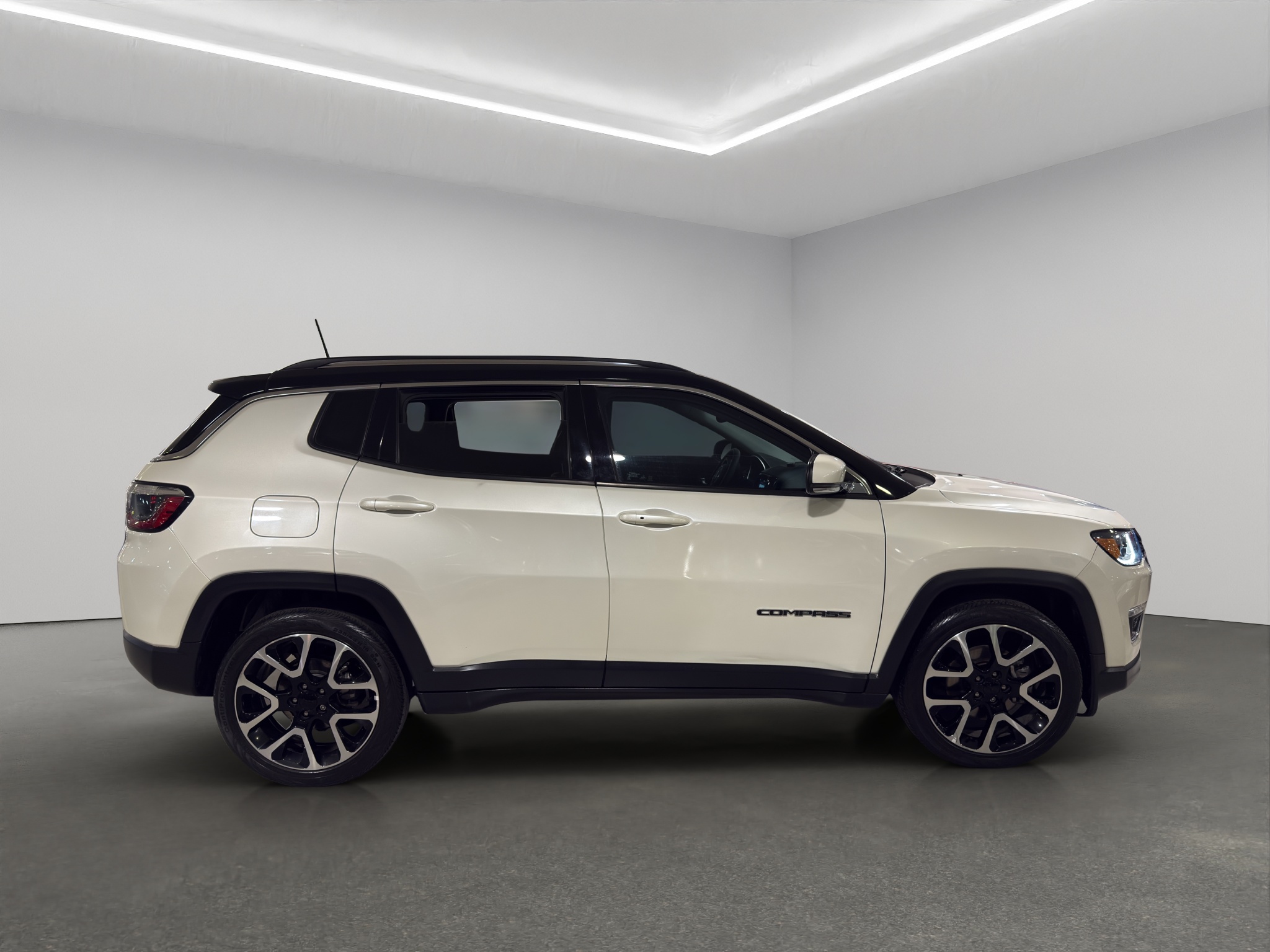 Jeep Compass  5 pts. Limited Premium, TA, a/ac. Aut., piel, QCP, GPS, RA-18 (línea anterior) 2021