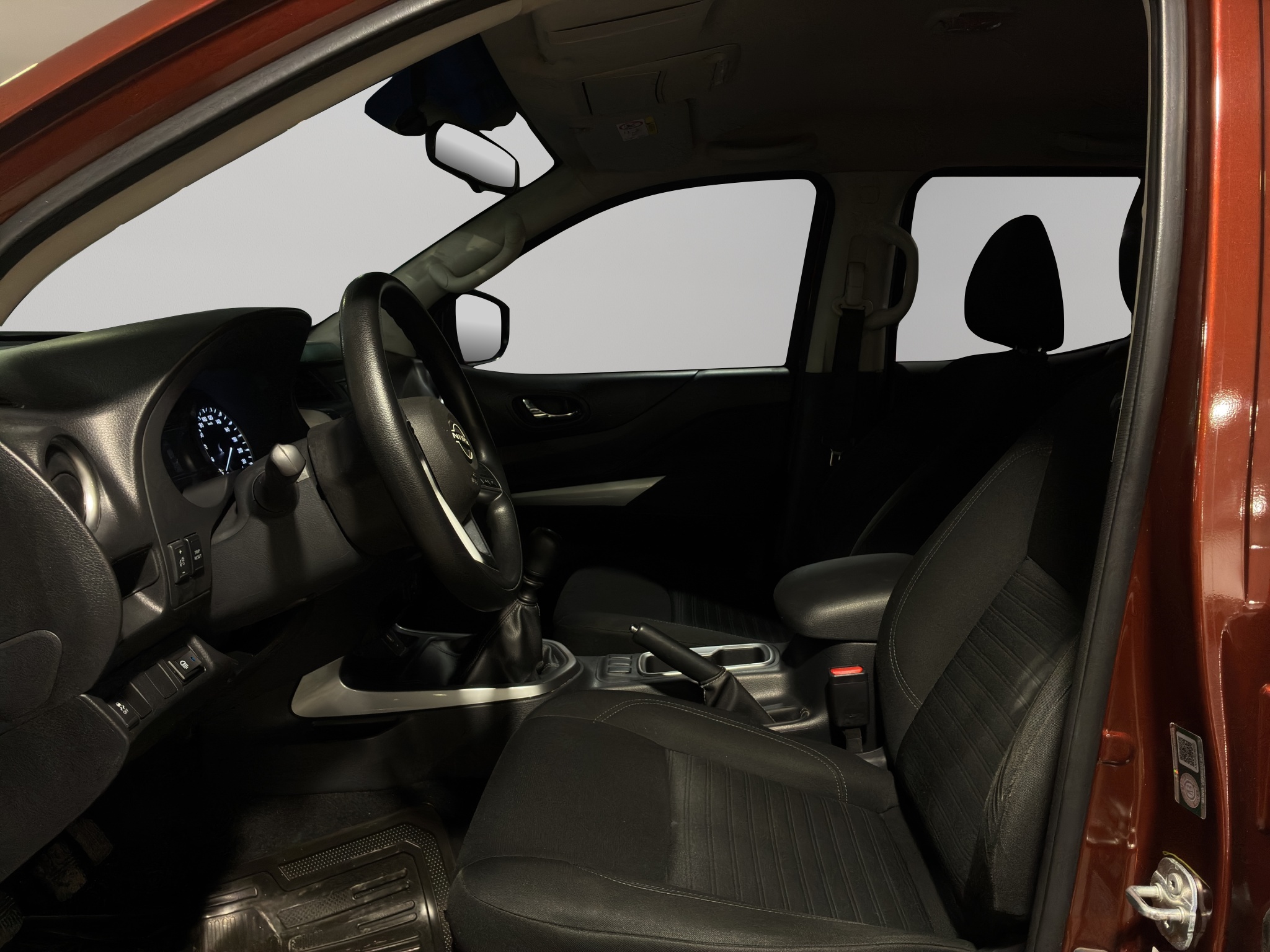Nissan Comerciales Frontier y NP 300 Frontier Pick-Up 4 pts. Frontier LE, Doble Cab., L4, 2.5l, TM6, a/ac., VE, estribos, RA-17 2024