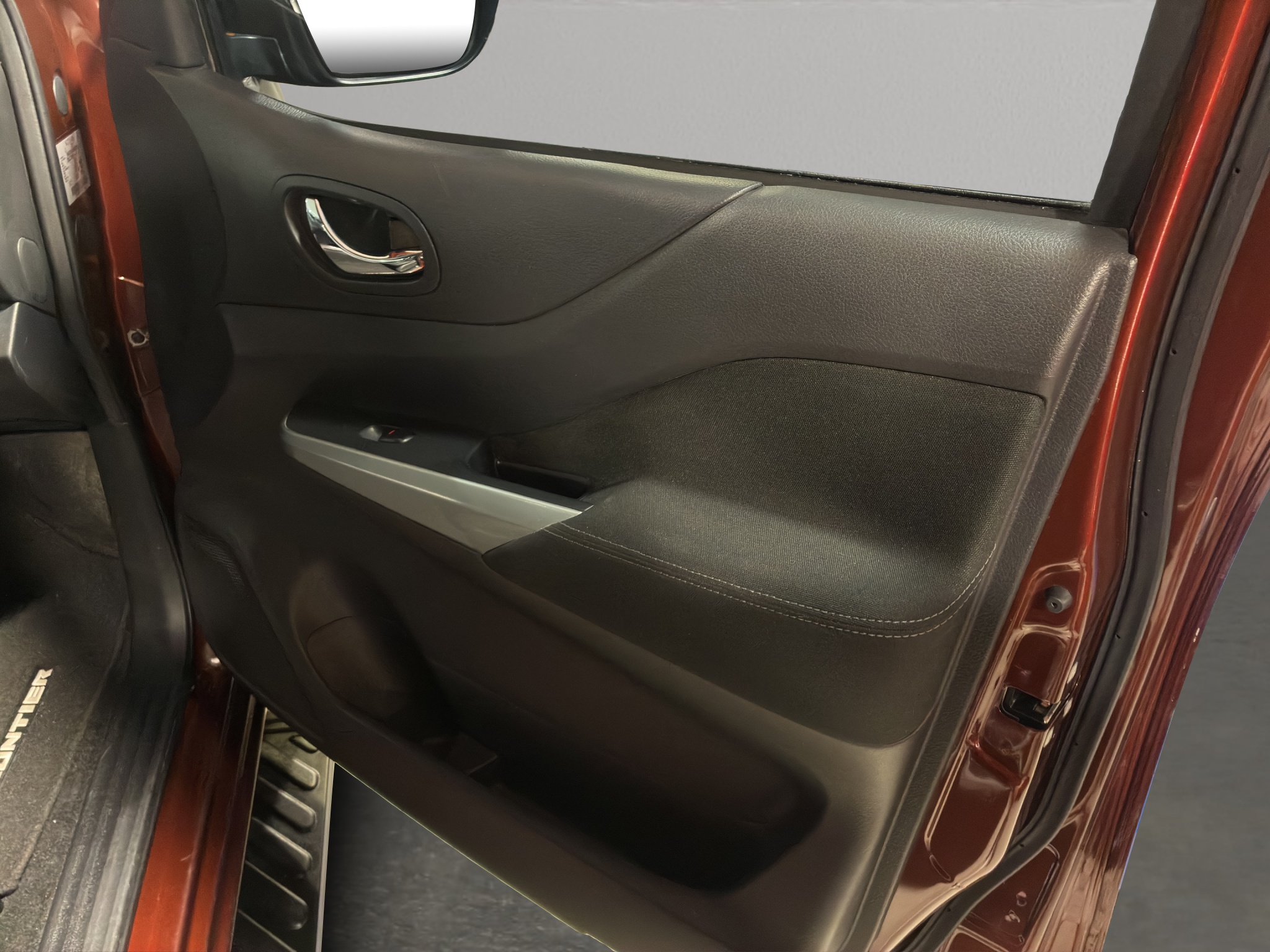 Nissan Comerciales Frontier y NP 300 Frontier Pick-Up 4 pts. Frontier LE, Doble Cab., L4, 2.5l, TM6, a/ac., VE, estribos, RA-17 2024