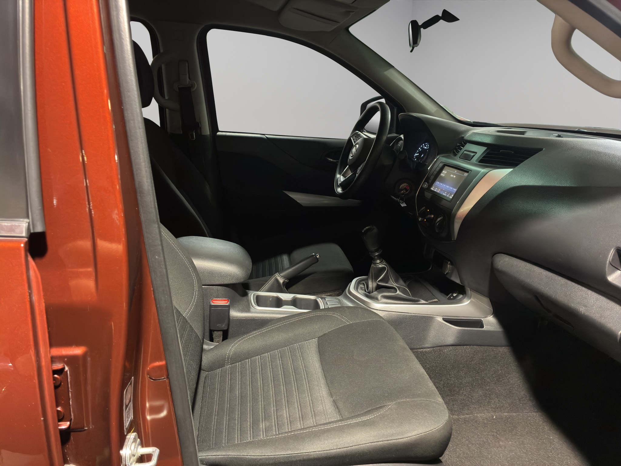 Nissan Comerciales Frontier y NP 300 Frontier Pick-Up 4 pts. Frontier LE, Doble Cab., L4, 2.5l, TM6, a/ac., VE, estribos, RA-17 2024