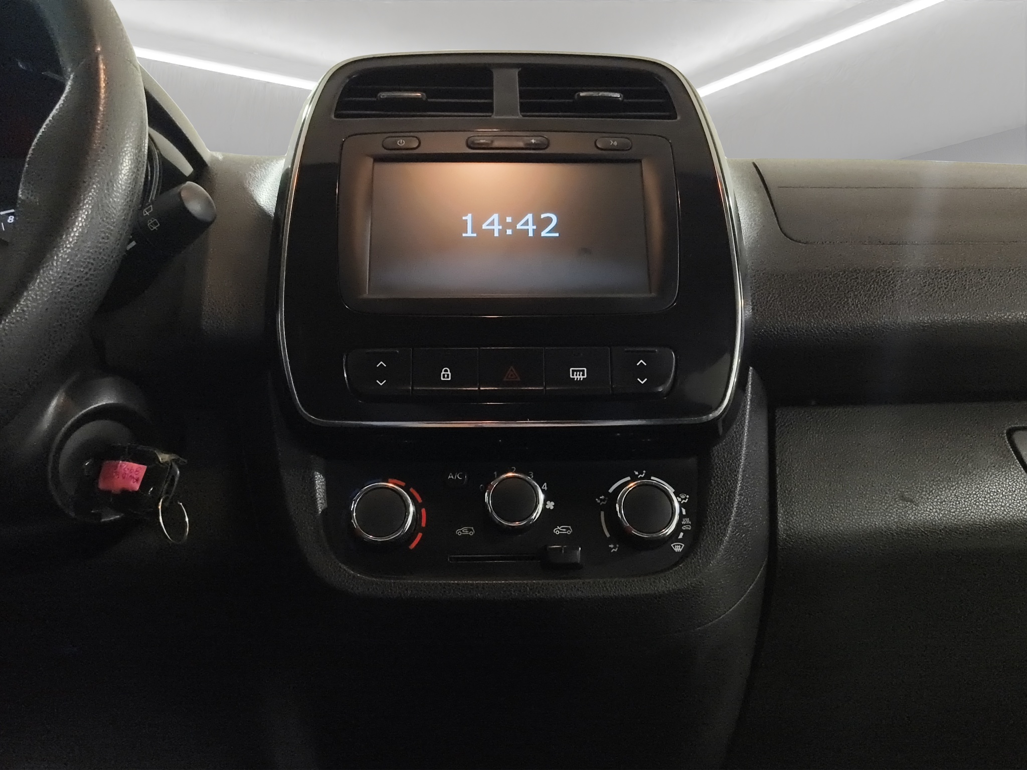 Renault Kwid 5 pts. HB Iconic, TM5, a/ac., f. niebla, R-14 2021