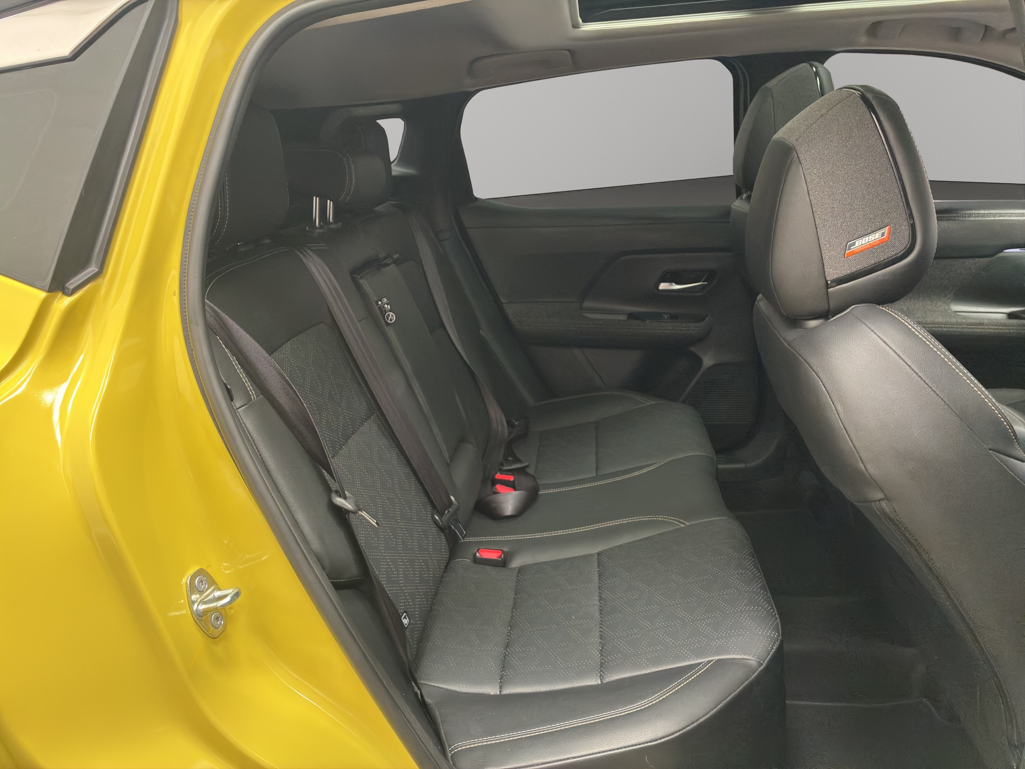 Nissan Kicks  5 pts. Platinum, 2.0l, TA, TP, s. Bose, pantalla touch 12 2025