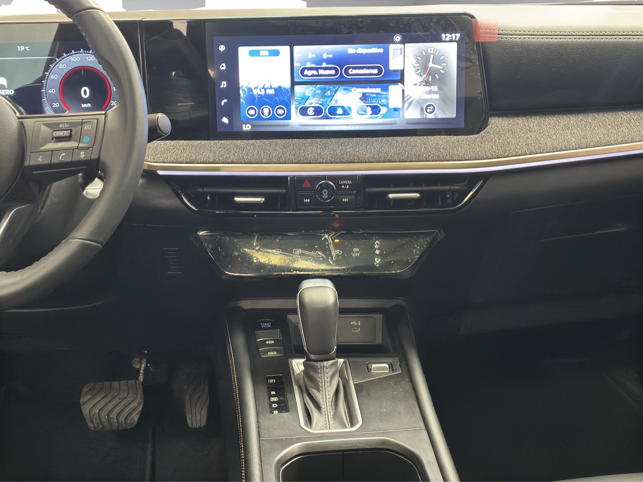 Nissan Kicks  5 pts. Platinum, 2.0l, TA, TP, s. Bose, pantalla touch 12 2025