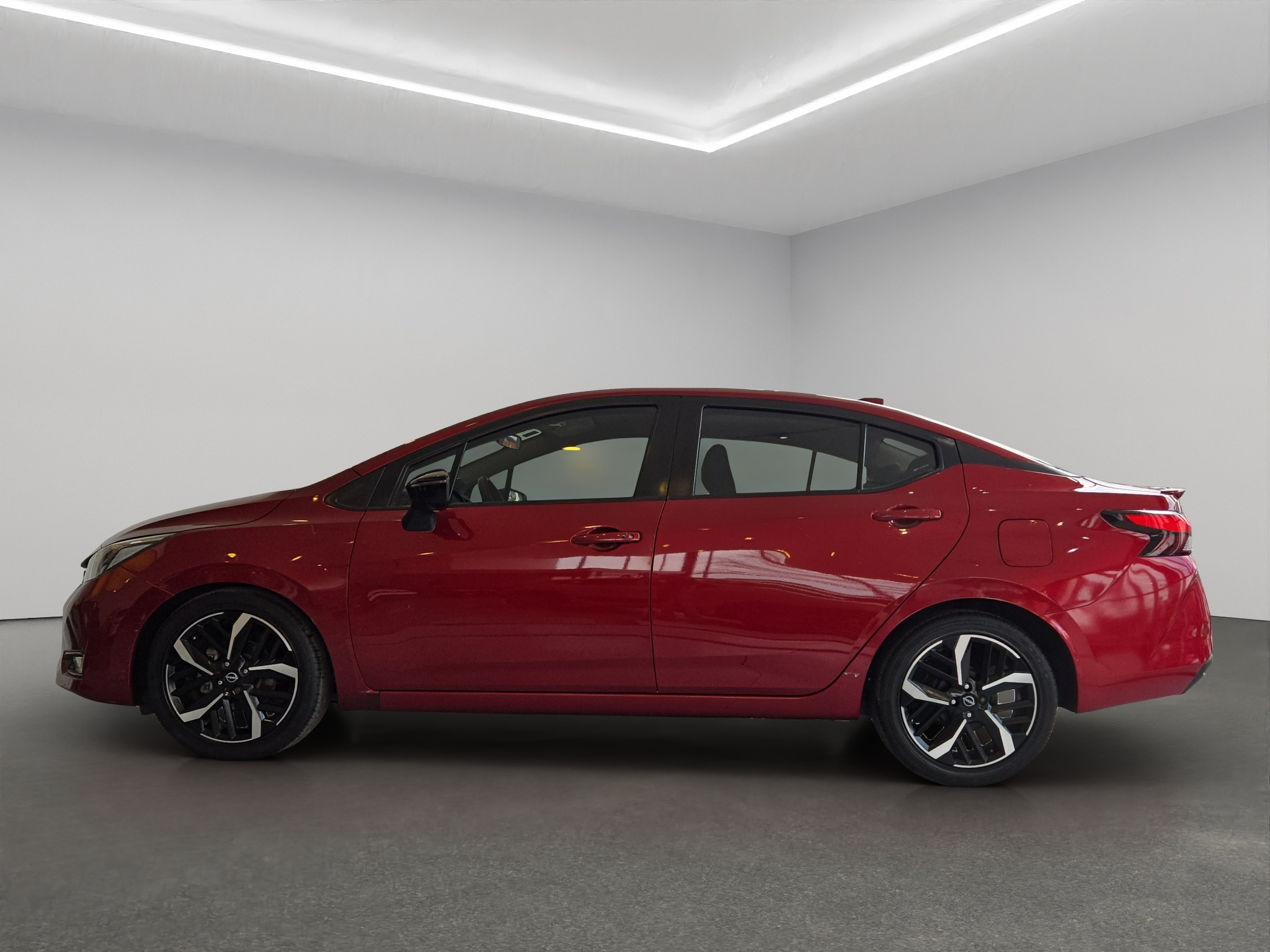 Nissan Versa 4 pts. SR, TA, a/ac. Aut., f. niebla, f. led, spoiler, RA-17 (cambio de línea) 2023