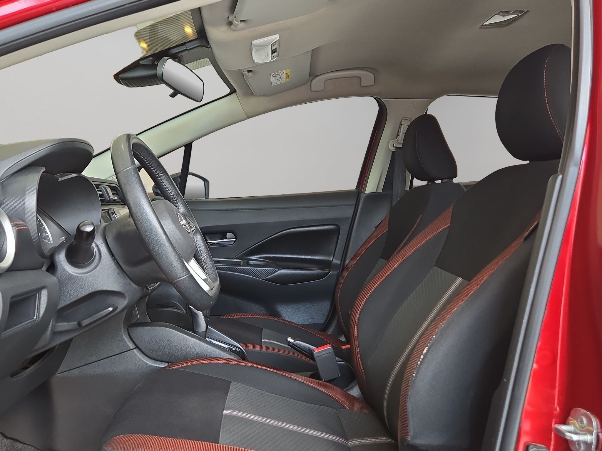 Nissan Versa 4 pts. SR, TA, a/ac. Aut., f. niebla, f. led, spoiler, RA-17 (cambio de línea) 2023