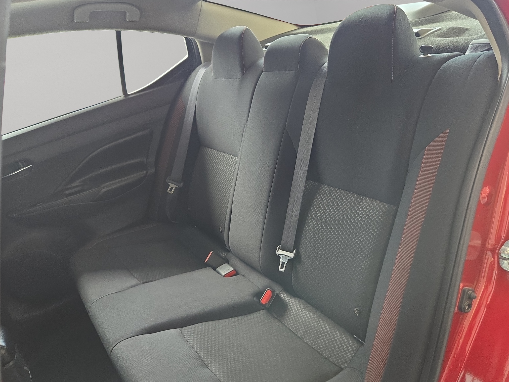 Nissan Versa 4 pts. SR, TA, a/ac. Aut., f. niebla, f. led, spoiler, RA-17 (cambio de línea) 2023