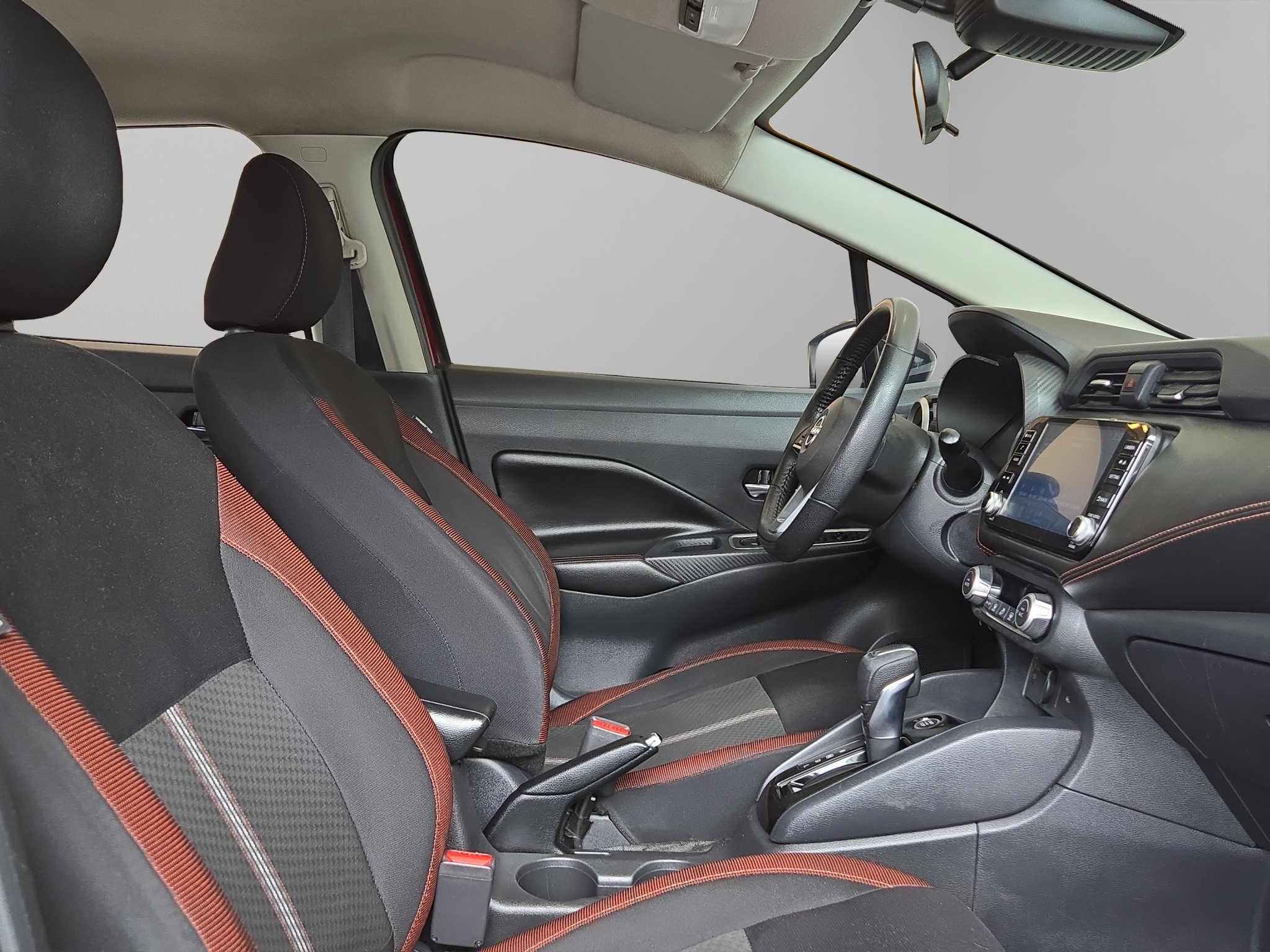 Nissan Versa 4 pts. SR, TA, a/ac. Aut., f. niebla, f. led, spoiler, RA-17 (cambio de línea) 2023