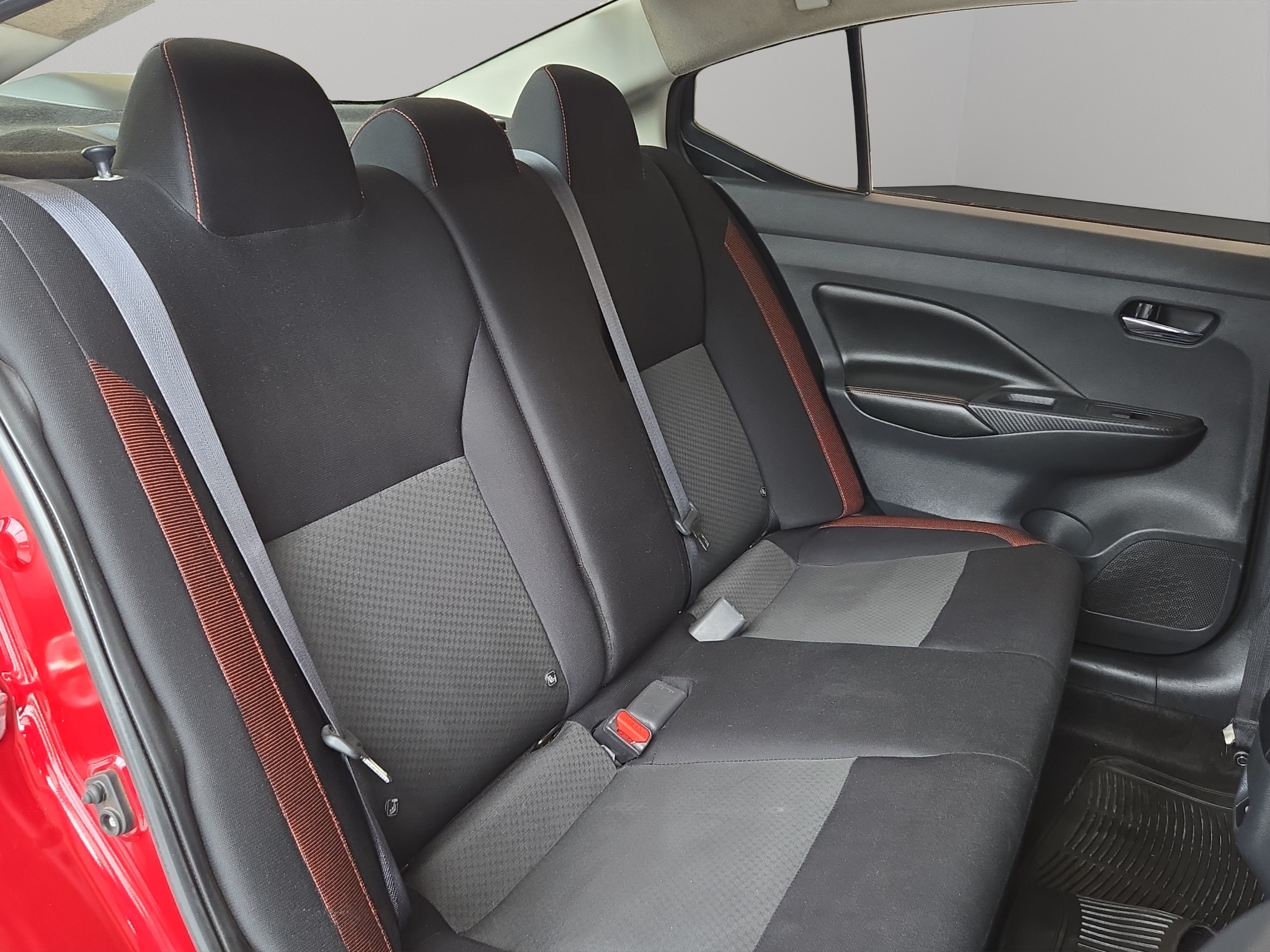 Nissan Versa 4 pts. SR, TA, a/ac. Aut., f. niebla, f. led, spoiler, RA-17 (cambio de línea) 2023