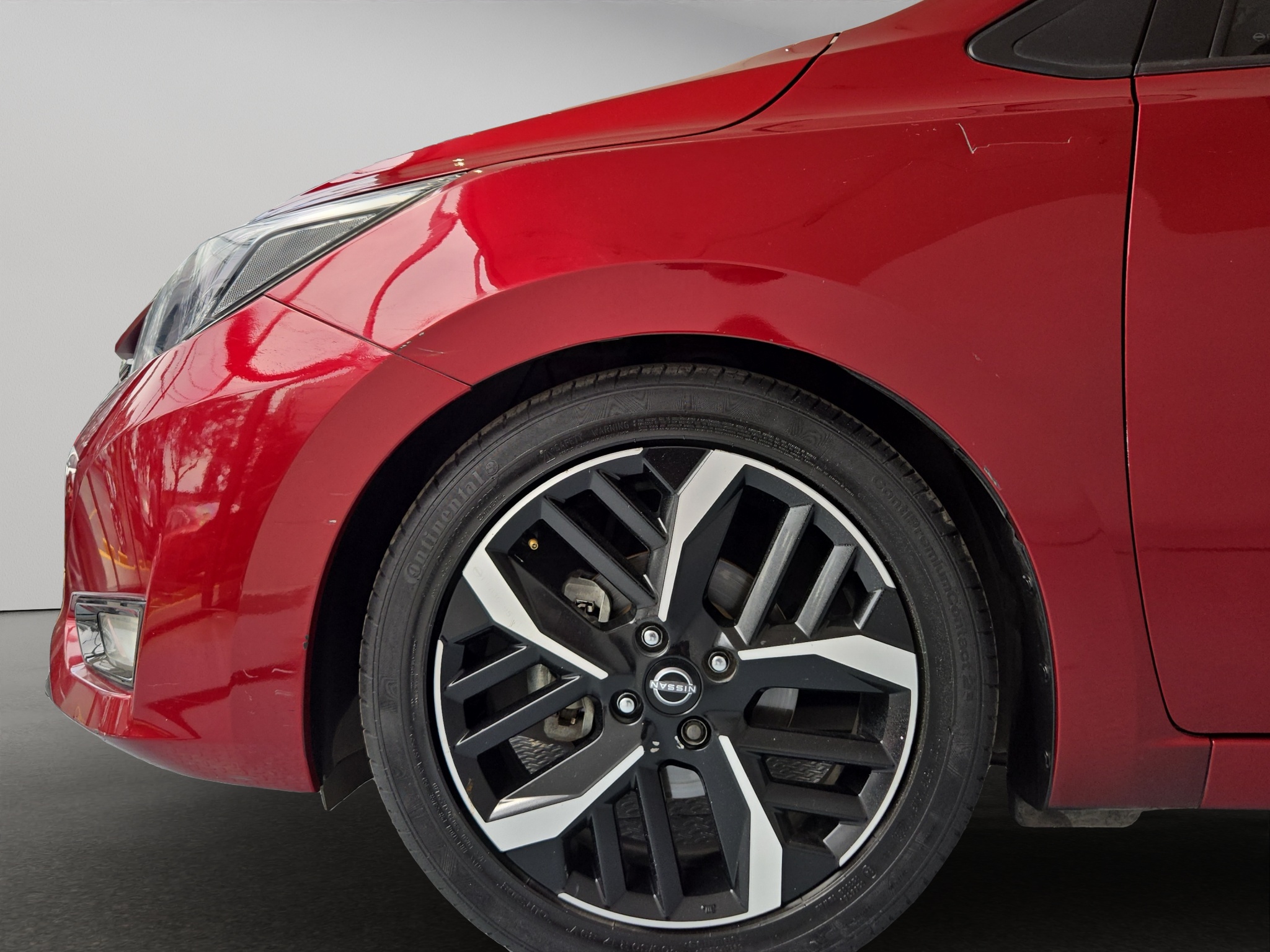 Nissan Versa 4 pts. SR, TA, a/ac. Aut., f. niebla, f. led, spoiler, RA-17 (cambio de línea) 2023